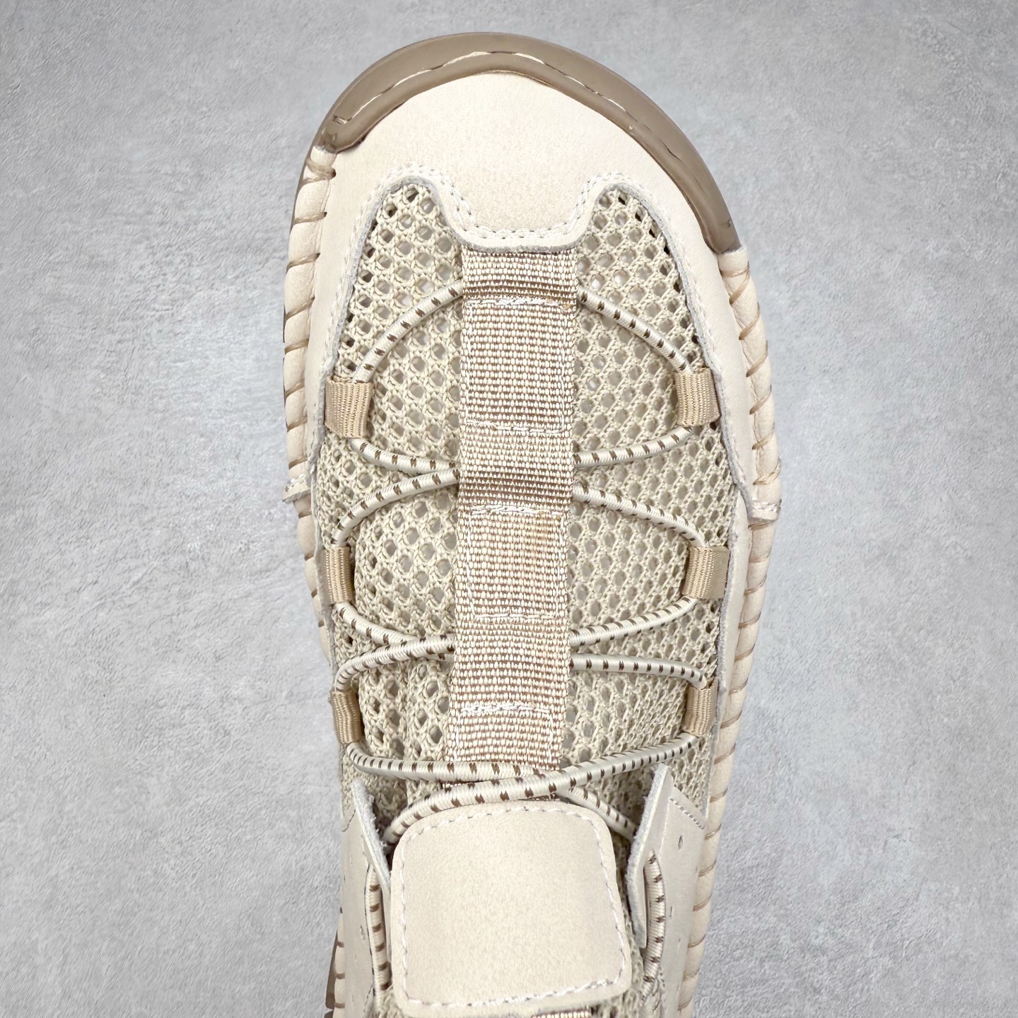 图片[4]-Ecco爱步2024新款系列运动休闲跑鞋 经典和现代工艺品质融合 精选小牛皮面料 百搭休闲老爹鞋 舒适性相当不错 版型楦型非常到位上脚 专柜热销款 独有鞋型设计 特有LOGO车边 特别有型 北欧风格 舒适 休闲保暖 超弹性 耐磨 减震 按摩大底(PU+TPU 组合）经典潮流 随意搭配 尺码：39 40 41 42 43 44-选品中心