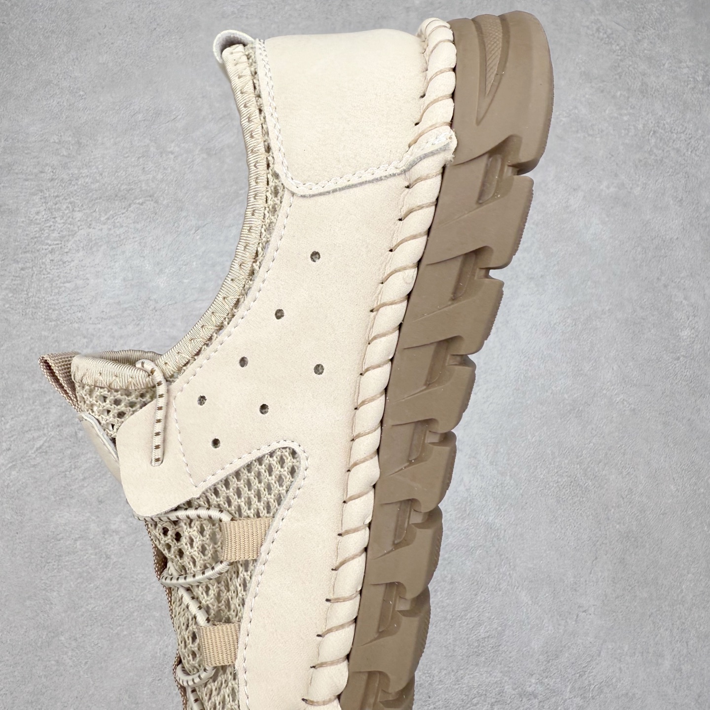 图片[7]-Ecco爱步2024新款系列运动休闲跑鞋 经典和现代工艺品质融合 精选小牛皮面料 百搭休闲老爹鞋 舒适性相当不错 版型楦型非常到位上脚 专柜热销款 独有鞋型设计 特有LOGO车边 特别有型 北欧风格 舒适 休闲保暖 超弹性 耐磨 减震 按摩大底(PU+TPU 组合）经典潮流 随意搭配 尺码：39 40 41 42 43 44-选品中心