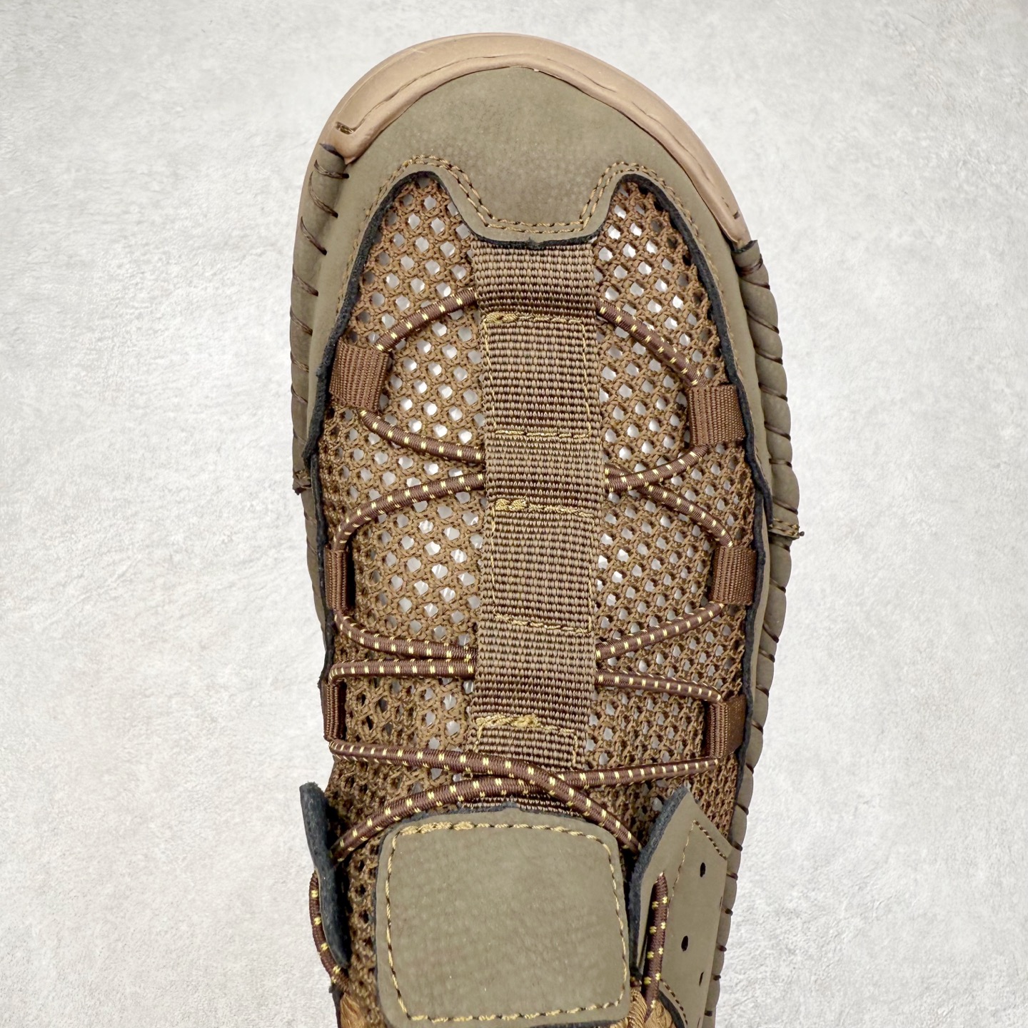 图片[4]-Ecco爱步2024新款系列运动休闲跑鞋 经典和现代工艺品质融合 精选小牛皮面料 百搭休闲老爹鞋 舒适性相当不错 版型楦型非常到位上脚 专柜热销款 独有鞋型设计 特有LOGO车边 特别有型 北欧风格 舒适 休闲保暖 超弹性 耐磨 减震 按摩大底(PU+TPU 组合）经典潮流 随意搭配 尺码：39 40 41 42 43 44-选品中心