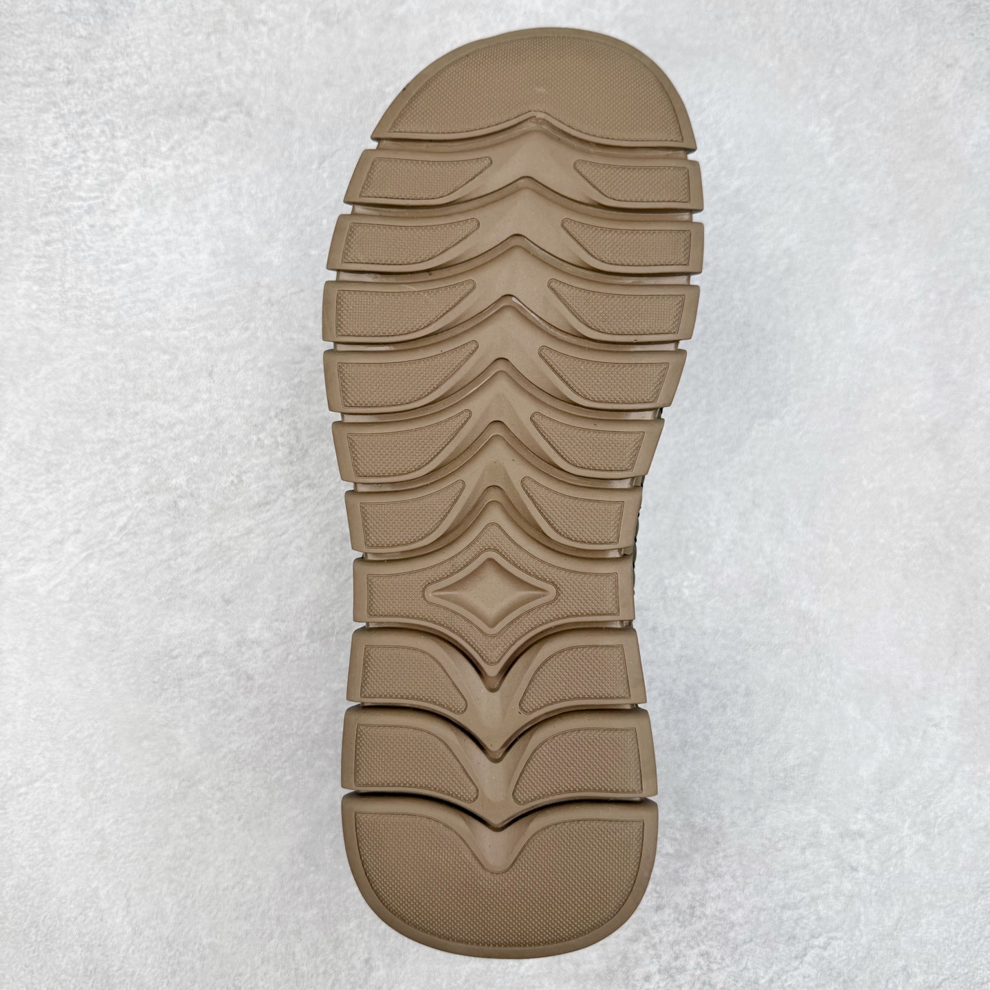 图片[9]-Ecco爱步2024新款系列运动休闲跑鞋 经典和现代工艺品质融合 精选小牛皮面料 百搭休闲老爹鞋 舒适性相当不错 版型楦型非常到位上脚 专柜热销款 独有鞋型设计 特有LOGO车边 特别有型 北欧风格 舒适 休闲保暖 超弹性 耐磨 减震 按摩大底(PU+TPU 组合）经典潮流 随意搭配 尺码：39 40 41 42 43 44-选品中心