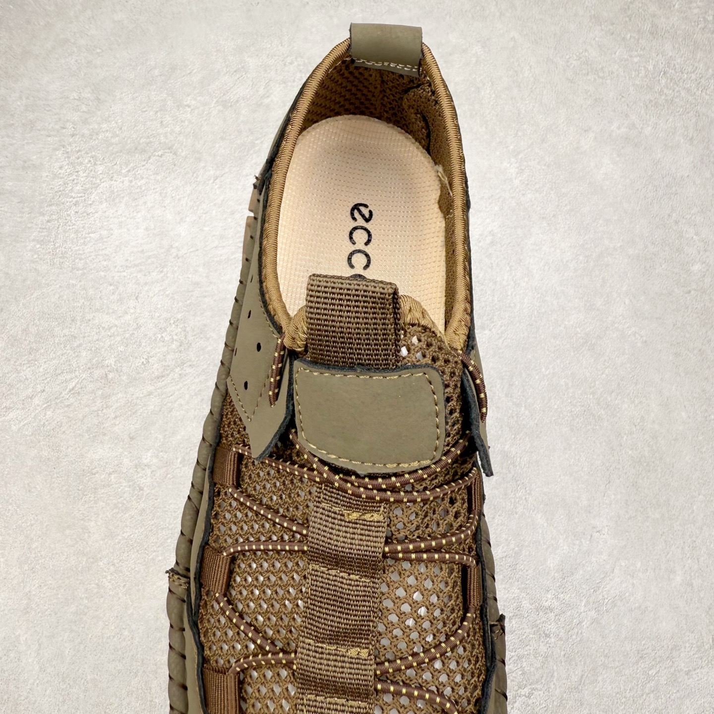 图片[5]-Ecco爱步2024新款系列运动休闲跑鞋 经典和现代工艺品质融合 精选小牛皮面料 百搭休闲老爹鞋 舒适性相当不错 版型楦型非常到位上脚 专柜热销款 独有鞋型设计 特有LOGO车边 特别有型 北欧风格 舒适 休闲保暖 超弹性 耐磨 减震 按摩大底(PU+TPU 组合）经典潮流 随意搭配 尺码：39 40 41 42 43 44-选品中心