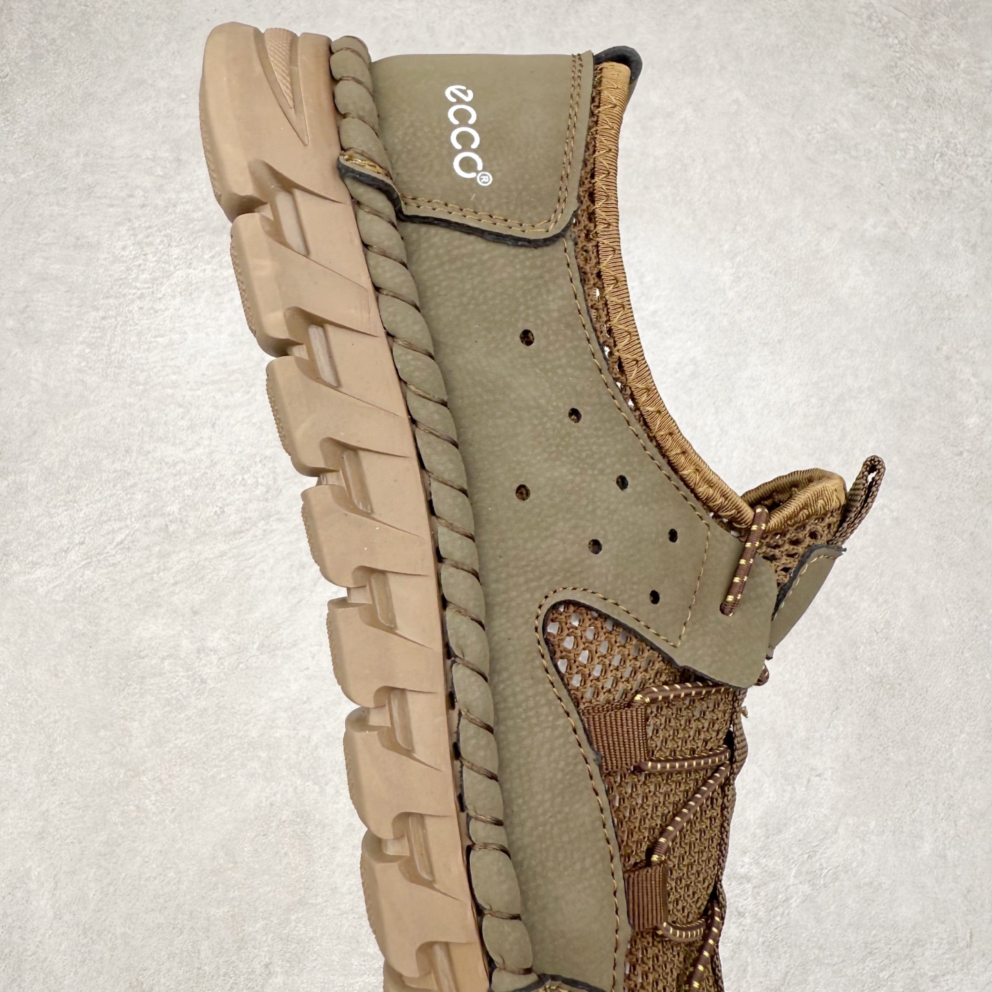 图片[6]-Ecco爱步2024新款系列运动休闲跑鞋 经典和现代工艺品质融合 精选小牛皮面料 百搭休闲老爹鞋 舒适性相当不错 版型楦型非常到位上脚 专柜热销款 独有鞋型设计 特有LOGO车边 特别有型 北欧风格 舒适 休闲保暖 超弹性 耐磨 减震 按摩大底(PU+TPU 组合）经典潮流 随意搭配 尺码：39 40 41 42 43 44-选品中心