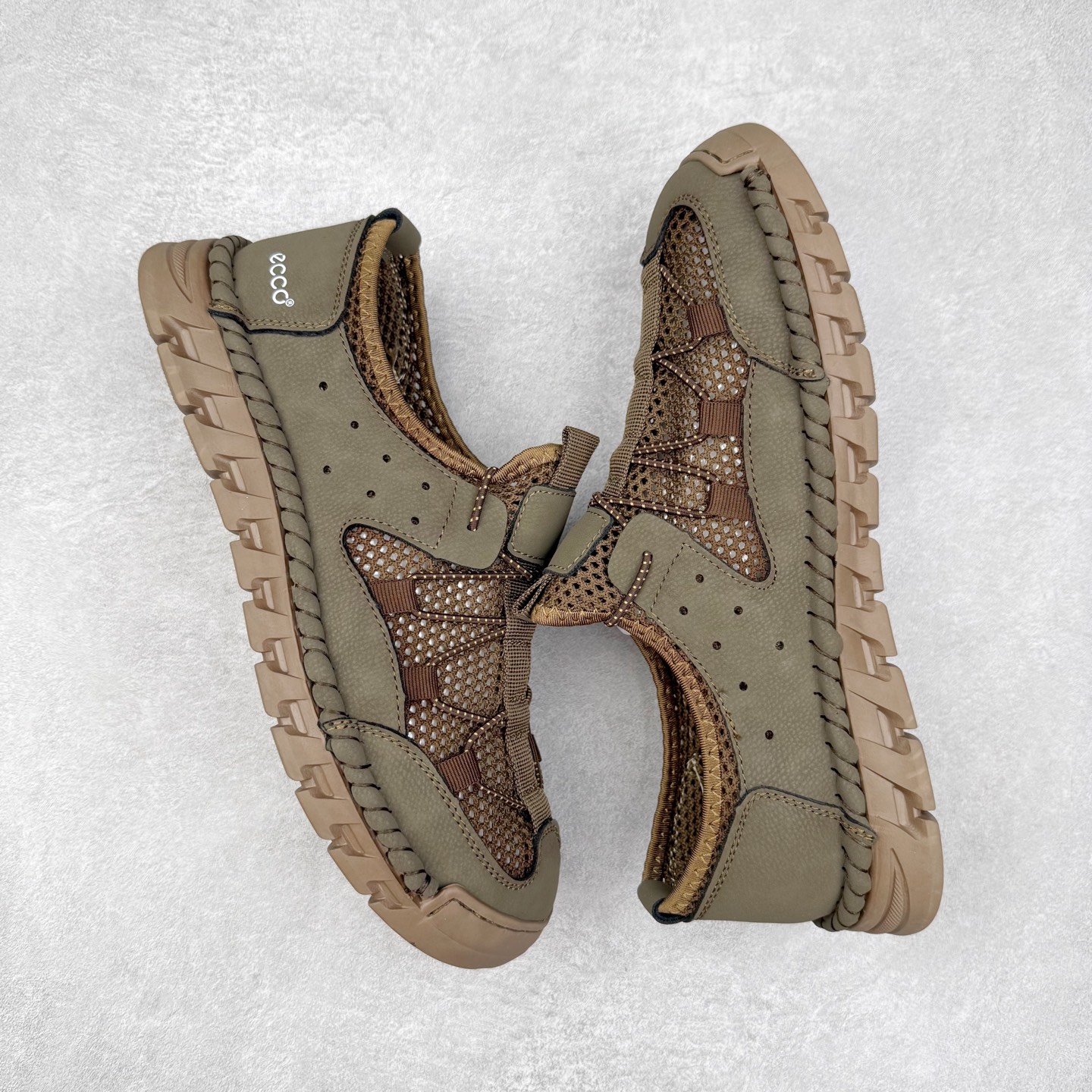 图片[3]-Ecco爱步2024新款系列运动休闲跑鞋 经典和现代工艺品质融合 精选小牛皮面料 百搭休闲老爹鞋 舒适性相当不错 版型楦型非常到位上脚 专柜热销款 独有鞋型设计 特有LOGO车边 特别有型 北欧风格 舒适 休闲保暖 超弹性 耐磨 减震 按摩大底(PU+TPU 组合）经典潮流 随意搭配 尺码：39 40 41 42 43 44-选品中心