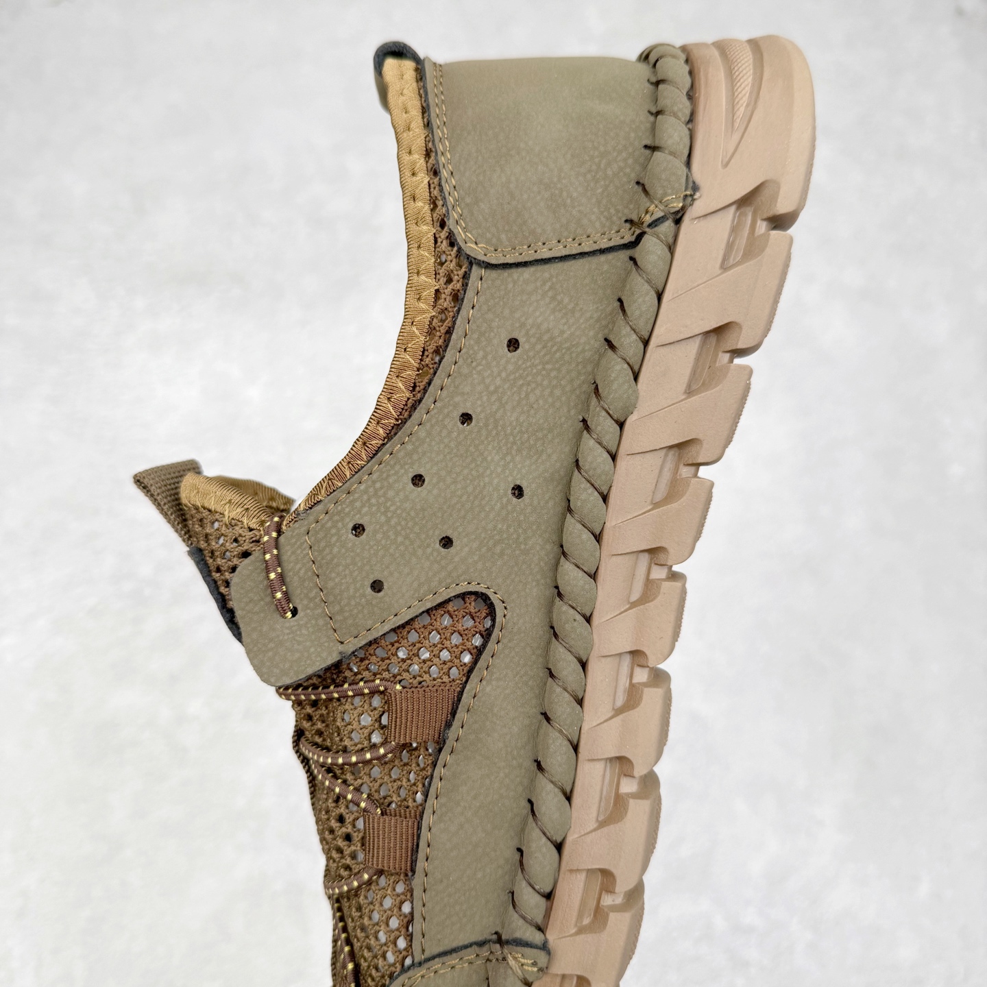 图片[7]-Ecco爱步2024新款系列运动休闲跑鞋 经典和现代工艺品质融合 精选小牛皮面料 百搭休闲老爹鞋 舒适性相当不错 版型楦型非常到位上脚 专柜热销款 独有鞋型设计 特有LOGO车边 特别有型 北欧风格 舒适 休闲保暖 超弹性 耐磨 减震 按摩大底(PU+TPU 组合）经典潮流 随意搭配 尺码：39 40 41 42 43 44-选品中心