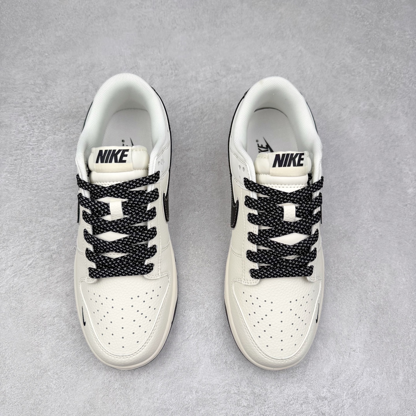 图片[2]-NK Dunk Low 定制配色 SJ1089-002 大厂出品 极力推荐 原装头层材料 独家版型蒸餾加工帶來的是更好的视觉和脚感体验大厂纯原品质出货 清洁度 电绣工艺 皮料切割干净无任何毛边 细节完美 实拍调校N版已经零色差零失真 百分百还原实物色彩所见即所得 不存在货不对板色差等低级问题 选购参考实物拍摄 不混卖不参货 只用心做好货严格选品 承诺混一赔十 尺码：36 36.5 37.5 38 38.5 39 40 40.5 41 42 42.5 43 44 44.5 45-选品中心