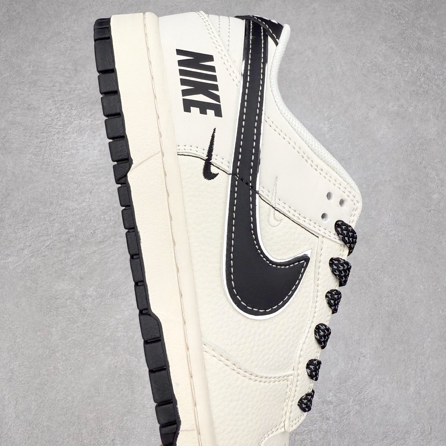 图片[6]-NK Dunk Low 定制配色 SJ1089-002 大厂出品 极力推荐 原装头层材料 独家版型蒸餾加工帶來的是更好的视觉和脚感体验大厂纯原品质出货 清洁度 电绣工艺 皮料切割干净无任何毛边 细节完美 实拍调校N版已经零色差零失真 百分百还原实物色彩所见即所得 不存在货不对板色差等低级问题 选购参考实物拍摄 不混卖不参货 只用心做好货严格选品 承诺混一赔十 尺码：36 36.5 37.5 38 38.5 39 40 40.5 41 42 42.5 43 44 44.5 45-选品中心