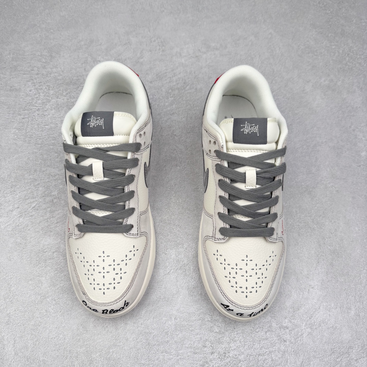 图片[2]-NK Dunk Low 定制配色 MM1089-033 大厂出品 极力推荐 原装头层材料 独家版型蒸餾加工帶來的是更好的视觉和脚感体验大厂纯原品质出货 清洁度 电绣工艺 皮料切割干净无任何毛边 细节完美 实拍调校N版已经零色差零失真 百分百还原实物色彩所见即所得 不存在货不对板色差等低级问题 选购参考实物拍摄 不混卖不参货 只用心做好货严格选品 承诺混一赔十 尺码：36 36.5 37.5 38 38.5 39 40 40.5 41 42 42.5 43 44 44.5 45-选品中心