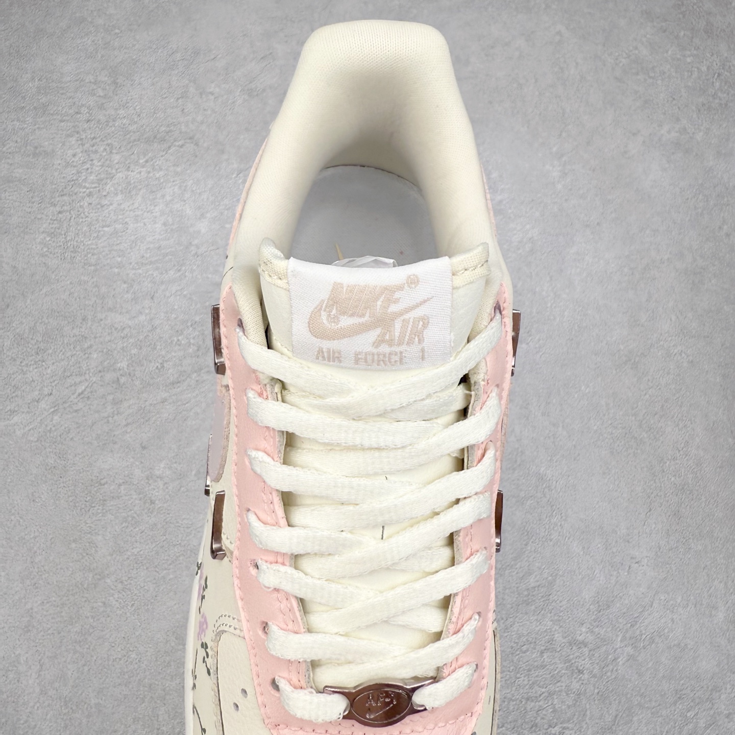 图片[5]-NK Air Force 1´07 Low 空军一号低帮百搭休闲运动板鞋 FV8110-182 柔软、弹性十足的缓震性能和出色的中底设计 横跨复古与现代的外型结合 造就出风靡全球 三十多年的Force 1 直到今天还深受青睐 实拍调校N版已经零色差零失真 百分百还原实物色彩所见即所得 不存在货不对板色差等低级问题 选购参考实物拍摄 不混卖不参货 只用心做好货严格选品 承诺混一赔十 尺码：36 36.5 37.5 38 38.5 39 40 40.5 41 42 42.5 43 44 44.5 45-选品中心