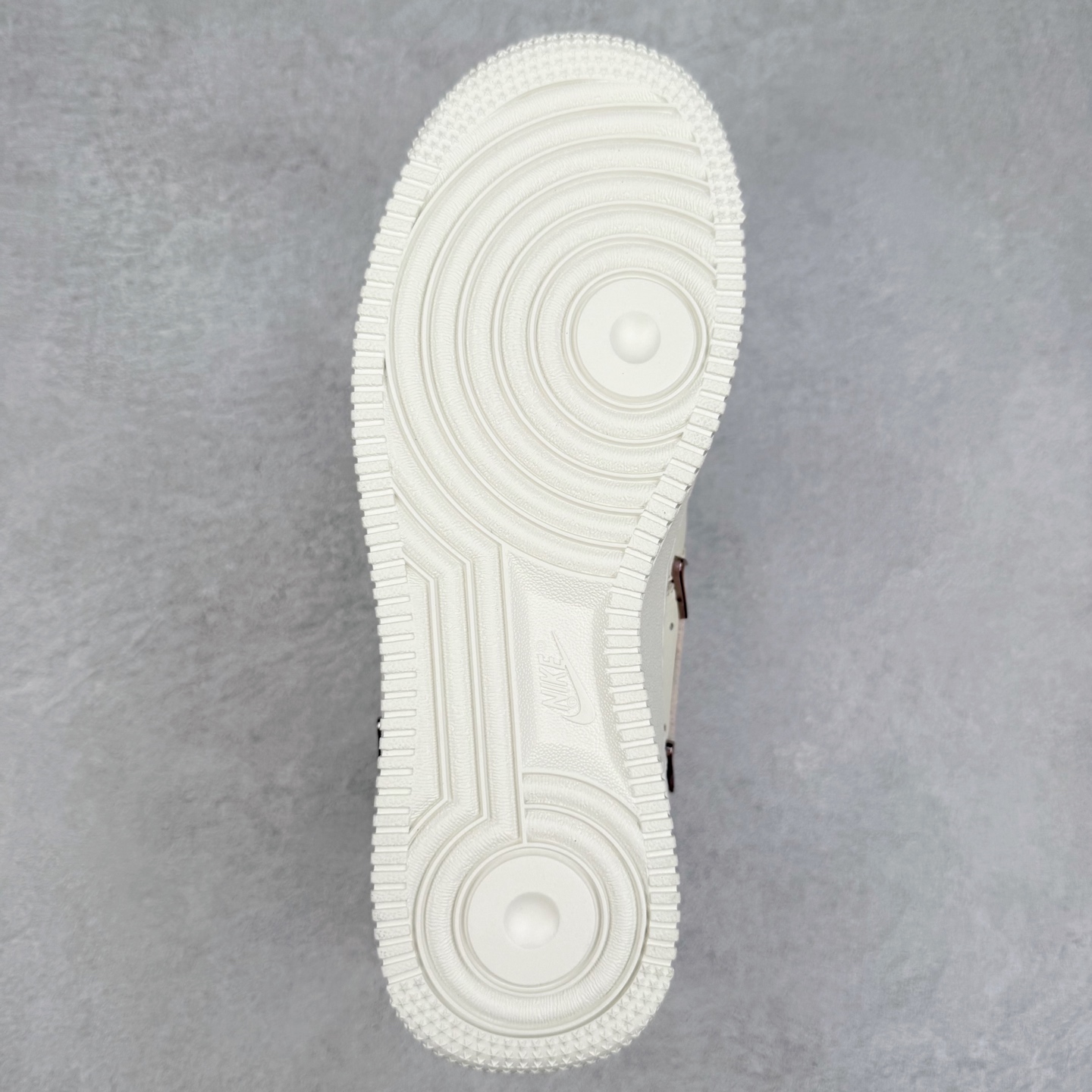 图片[9]-NK Air Force 1´07 Low 空军一号低帮百搭休闲运动板鞋 FV8110-182 柔软、弹性十足的缓震性能和出色的中底设计 横跨复古与现代的外型结合 造就出风靡全球 三十多年的Force 1 直到今天还深受青睐 实拍调校N版已经零色差零失真 百分百还原实物色彩所见即所得 不存在货不对板色差等低级问题 选购参考实物拍摄 不混卖不参货 只用心做好货严格选品 承诺混一赔十 尺码：36 36.5 37.5 38 38.5 39 40 40.5 41 42 42.5 43 44 44.5 45-选品中心