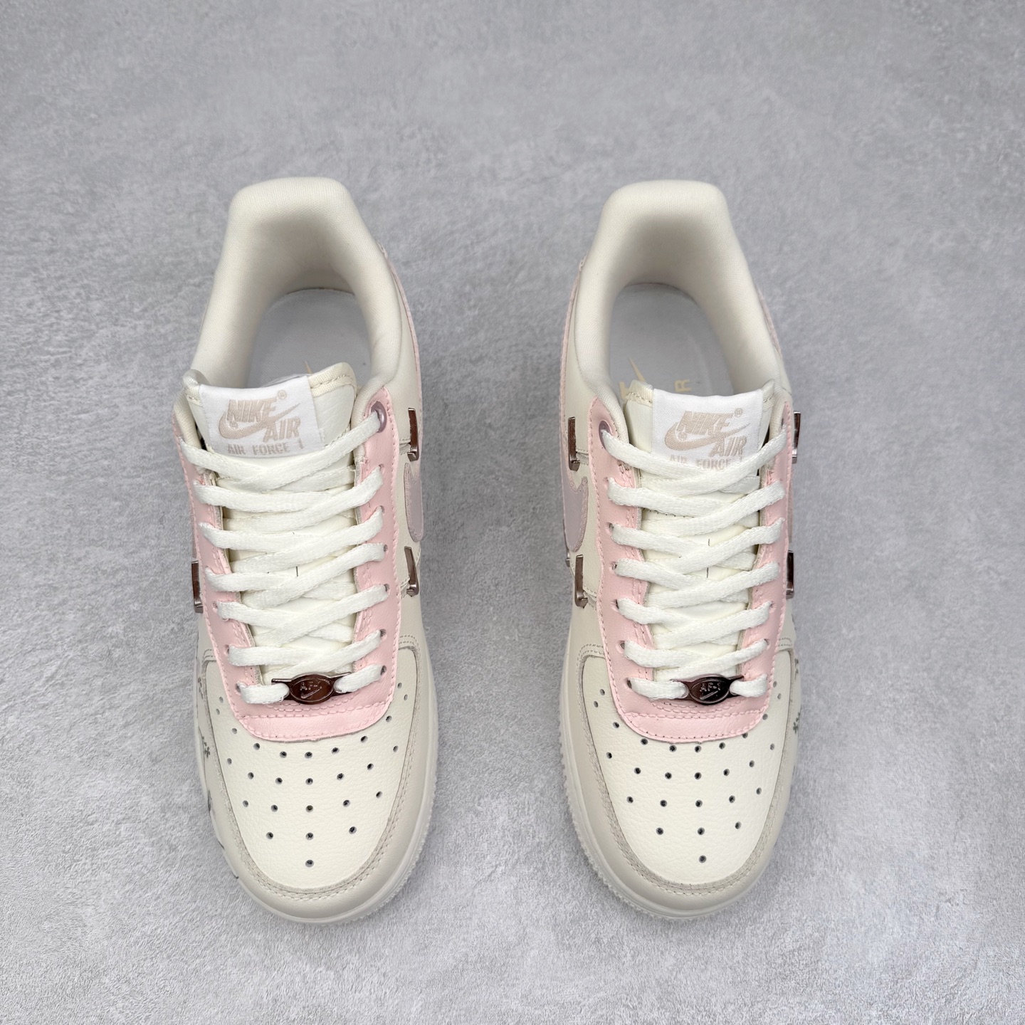 图片[2]-NK Air Force 1´07 Low 空军一号低帮百搭休闲运动板鞋 FV8110-182 柔软、弹性十足的缓震性能和出色的中底设计 横跨复古与现代的外型结合 造就出风靡全球 三十多年的Force 1 直到今天还深受青睐 实拍调校N版已经零色差零失真 百分百还原实物色彩所见即所得 不存在货不对板色差等低级问题 选购参考实物拍摄 不混卖不参货 只用心做好货严格选品 承诺混一赔十 尺码：36 36.5 37.5 38 38.5 39 40 40.5 41 42 42.5 43 44 44.5 45-选品中心