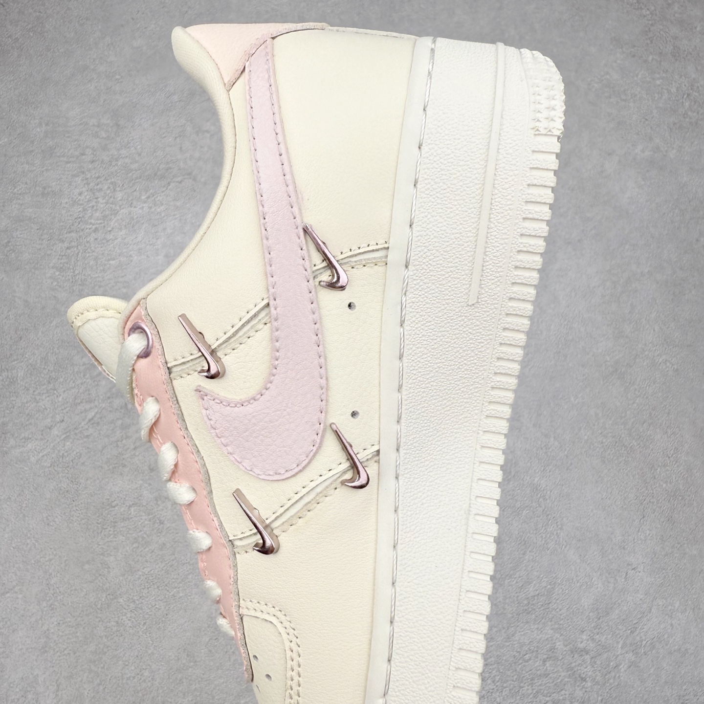 图片[7]-NK Air Force 1´07 Low 空军一号低帮百搭休闲运动板鞋 FV8110-182 柔软、弹性十足的缓震性能和出色的中底设计 横跨复古与现代的外型结合 造就出风靡全球 三十多年的Force 1 直到今天还深受青睐 实拍调校N版已经零色差零失真 百分百还原实物色彩所见即所得 不存在货不对板色差等低级问题 选购参考实物拍摄 不混卖不参货 只用心做好货严格选品 承诺混一赔十 尺码：36 36.5 37.5 38 38.5 39 40 40.5 41 42 42.5 43 44 44.5 45-选品中心