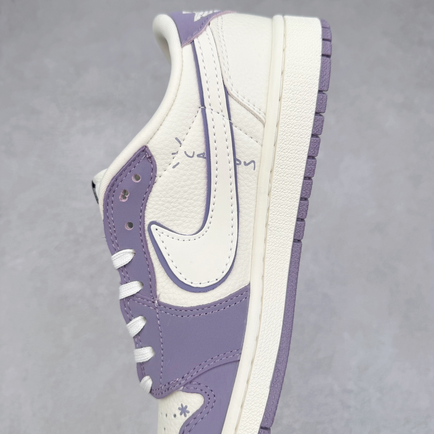 图片[7]-TS x Air Jordan AJ1 Low 倒钩低帮联名定制配色 XX3168-119 原厂内置气垫魔块 A模大底 头层小牛皮 鞋舌AJ原厂专用牛津布+AJ专用反口珍珠布+原厂无杂质高弹内里海棉+特殊封边弹力鞋带 实拍调校N版已经零色差零失真 百分百还原实物色彩所见即所得 不存在货不对板色差等低级问题 选购参考实物拍摄 不混卖不参货 只用心做好货严格选品 承诺混一赔十 尺码：36 36.5 37.5 38 38.5 39 40 40.5 41 42 42.5 43 44 44.5 45-选品中心