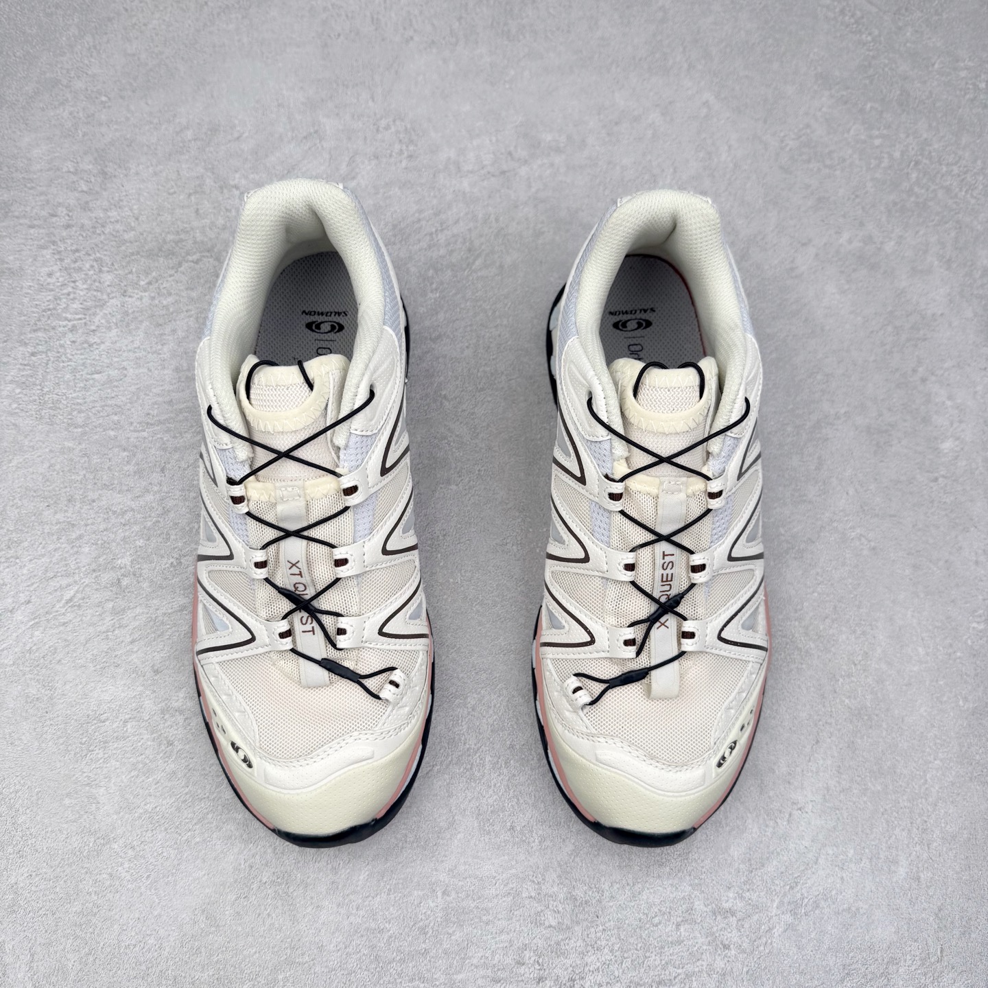 图片[2]-＃福利特价️ Salomon XT-QUEST ADV 萨洛蒙潮流越野机能户外功能鞋 纯原外贸平台特供订单 耗时半年巨作 全套原纸板楦头开发 原厂特供网布配套加持 确保原汁原味 完美呈现版型 原档数据独家私模五层组合大底 男女鞋同步官方开发至46.5 原装Ortholite轻量化鞋垫 中底布带钢印编号 原厂TPU锁扣 进口港宝加持 后跟自然饱满 还原公司包裹性 基于 SALOMON 初代 XT 鞋身造型并搭载 4D ADVANCED CHASSIS™ 大底打造而成 为这款 XT-QUEST 带来了多项足部控制与保护等功能性 如在运动过程中控制左右晃动的过程而提高稳定性、改善长途越野过程中足中到足尖的过渡、提高感知岩石的精确度以抵抗尖锐物体对脚底的伤害以及采用动态缓冲来增强穿着舒适感 从而减轻疲劳感 使 XT-QUEST 成为一双舒适且安全的户外之履 尺码：36 36.5 37.5 38 38.5 39 40 40.5 41 42 42.5 43 44 44.5 45-选品中心