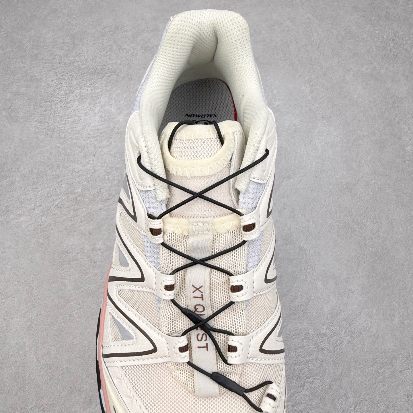 图片[5]-＃福利特价️ Salomon XT-QUEST ADV 萨洛蒙潮流越野机能户外功能鞋 纯原外贸平台特供订单 耗时半年巨作 全套原纸板楦头开发 原厂特供网布配套加持 确保原汁原味 完美呈现版型 原档数据独家私模五层组合大底 男女鞋同步官方开发至46.5 原装Ortholite轻量化鞋垫 中底布带钢印编号 原厂TPU锁扣 进口港宝加持 后跟自然饱满 还原公司包裹性 基于 SALOMON 初代 XT 鞋身造型并搭载 4D ADVANCED CHASSIS™ 大底打造而成 为这款 XT-QUEST 带来了多项足部控制与保护等功能性 如在运动过程中控制左右晃动的过程而提高稳定性、改善长途越野过程中足中到足尖的过渡、提高感知岩石的精确度以抵抗尖锐物体对脚底的伤害以及采用动态缓冲来增强穿着舒适感 从而减轻疲劳感 使 XT-QUEST 成为一双舒适且安全的户外之履 尺码：36 36.5 37.5 38 38.5 39 40 40.5 41 42 42.5 43 44 44.5 45-选品中心