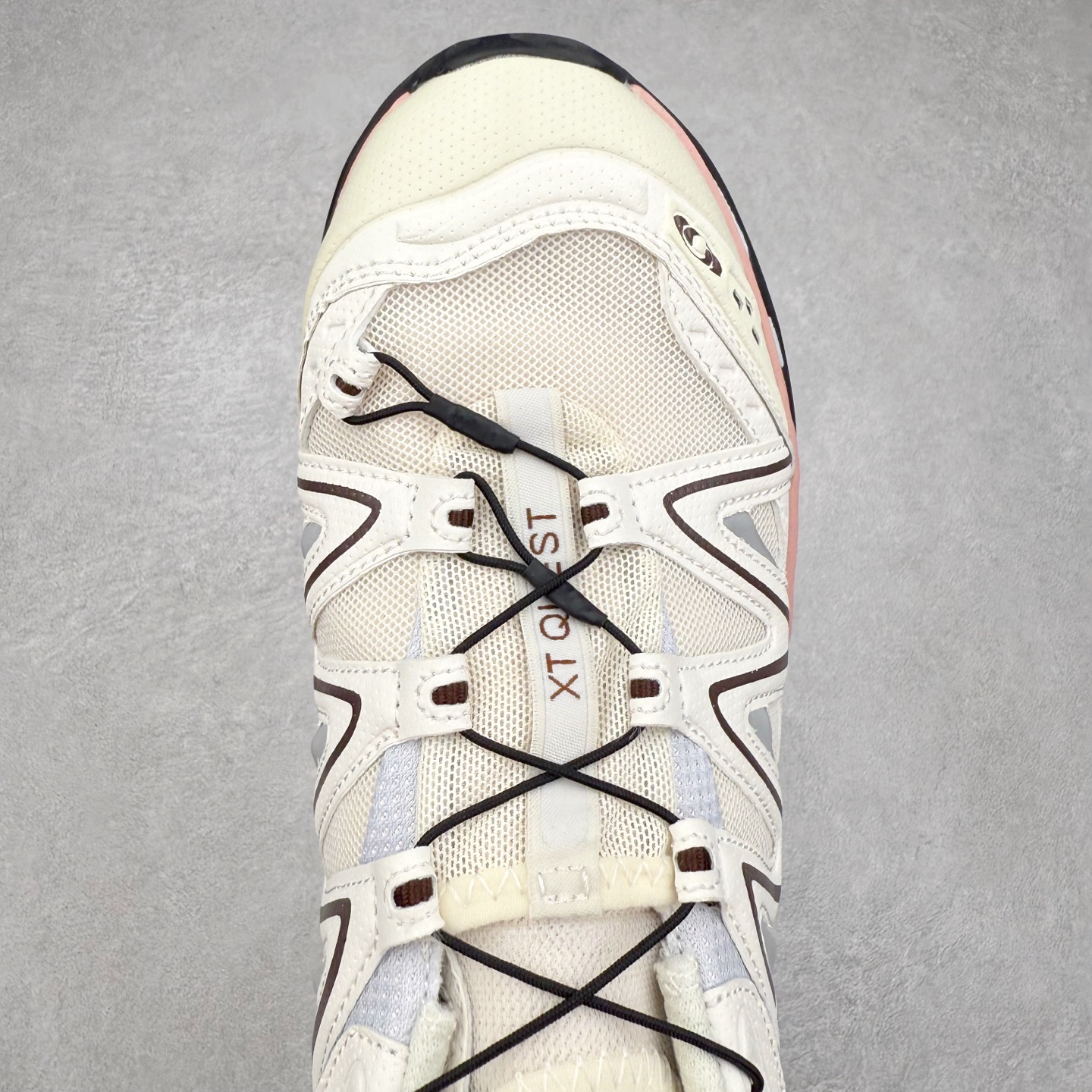 图片[4]-＃福利特价️ Salomon XT-QUEST ADV 萨洛蒙潮流越野机能户外功能鞋 纯原外贸平台特供订单 耗时半年巨作 全套原纸板楦头开发 原厂特供网布配套加持 确保原汁原味 完美呈现版型 原档数据独家私模五层组合大底 男女鞋同步官方开发至46.5 原装Ortholite轻量化鞋垫 中底布带钢印编号 原厂TPU锁扣 进口港宝加持 后跟自然饱满 还原公司包裹性 基于 SALOMON 初代 XT 鞋身造型并搭载 4D ADVANCED CHASSIS™ 大底打造而成 为这款 XT-QUEST 带来了多项足部控制与保护等功能性 如在运动过程中控制左右晃动的过程而提高稳定性、改善长途越野过程中足中到足尖的过渡、提高感知岩石的精确度以抵抗尖锐物体对脚底的伤害以及采用动态缓冲来增强穿着舒适感 从而减轻疲劳感 使 XT-QUEST 成为一双舒适且安全的户外之履 尺码：36 36.5 37.5 38 38.5 39 40 40.5 41 42 42.5 43 44 44.5 45-选品中心