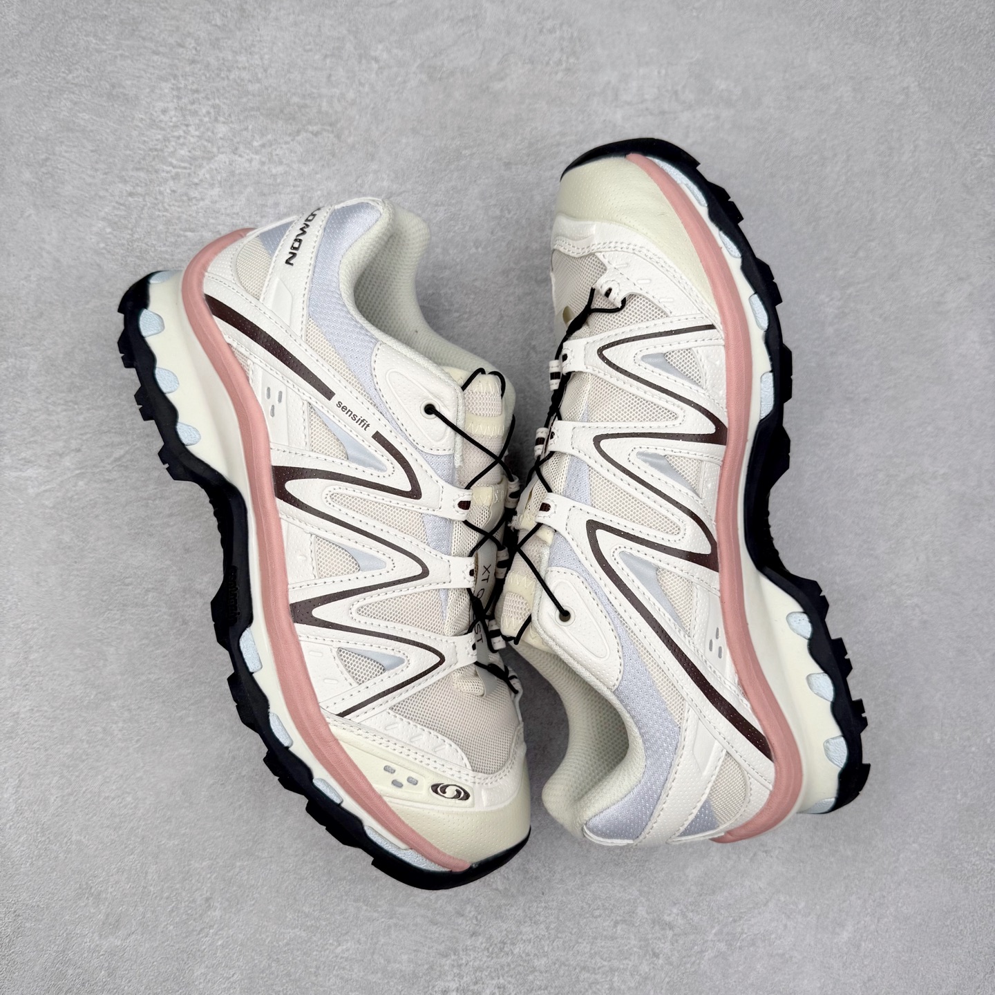 图片[3]-＃福利特价️ Salomon XT-QUEST ADV 萨洛蒙潮流越野机能户外功能鞋 纯原外贸平台特供订单 耗时半年巨作 全套原纸板楦头开发 原厂特供网布配套加持 确保原汁原味 完美呈现版型 原档数据独家私模五层组合大底 男女鞋同步官方开发至46.5 原装Ortholite轻量化鞋垫 中底布带钢印编号 原厂TPU锁扣 进口港宝加持 后跟自然饱满 还原公司包裹性 基于 SALOMON 初代 XT 鞋身造型并搭载 4D ADVANCED CHASSIS™ 大底打造而成 为这款 XT-QUEST 带来了多项足部控制与保护等功能性 如在运动过程中控制左右晃动的过程而提高稳定性、改善长途越野过程中足中到足尖的过渡、提高感知岩石的精确度以抵抗尖锐物体对脚底的伤害以及采用动态缓冲来增强穿着舒适感 从而减轻疲劳感 使 XT-QUEST 成为一双舒适且安全的户外之履 尺码：36 36.5 37.5 38 38.5 39 40 40.5 41 42 42.5 43 44 44.5 45-选品中心