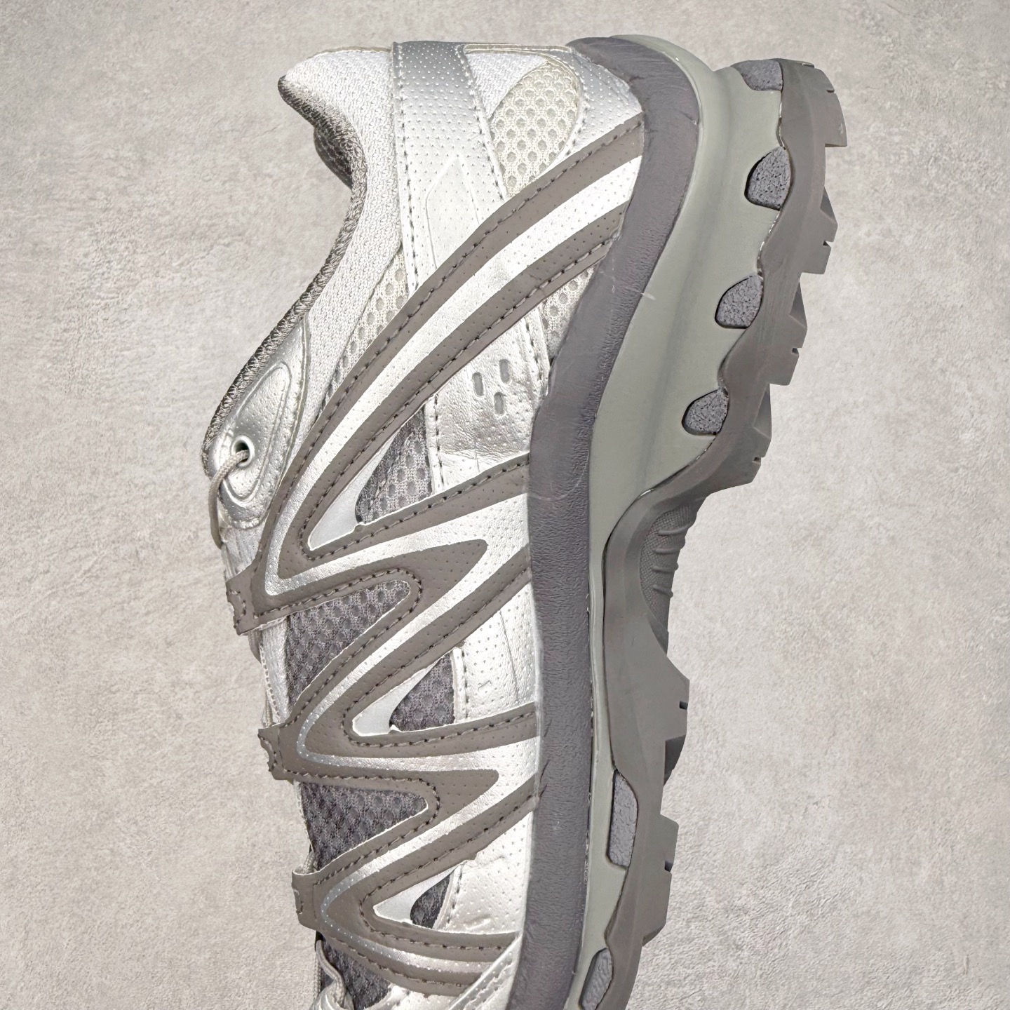 图片[7]-＃福利特价️ Salomon XT-QUEST ADV 萨洛蒙潮流越野机能户外功能鞋 纯原外贸平台特供订单 耗时半年巨作 全套原纸板楦头开发 原厂特供网布配套加持 确保原汁原味 完美呈现版型 原档数据独家私模五层组合大底 男女鞋同步官方开发至46.5 原装Ortholite轻量化鞋垫 中底布带钢印编号 原厂TPU锁扣 进口港宝加持 后跟自然饱满 还原公司包裹性 基于 SALOMON 初代 XT 鞋身造型并搭载 4D ADVANCED CHASSIS™ 大底打造而成 为这款 XT-QUEST 带来了多项足部控制与保护等功能性 如在运动过程中控制左右晃动的过程而提高稳定性、改善长途越野过程中足中到足尖的过渡、提高感知岩石的精确度以抵抗尖锐物体对脚底的伤害以及采用动态缓冲来增强穿着舒适感 从而减轻疲劳感 使 XT-QUEST 成为一双舒适且安全的户外之履 尺码：36 36.5 37.5 38 38.5 39 40 40.5 41 42 42.5 43 44 44.5 45-选品中心