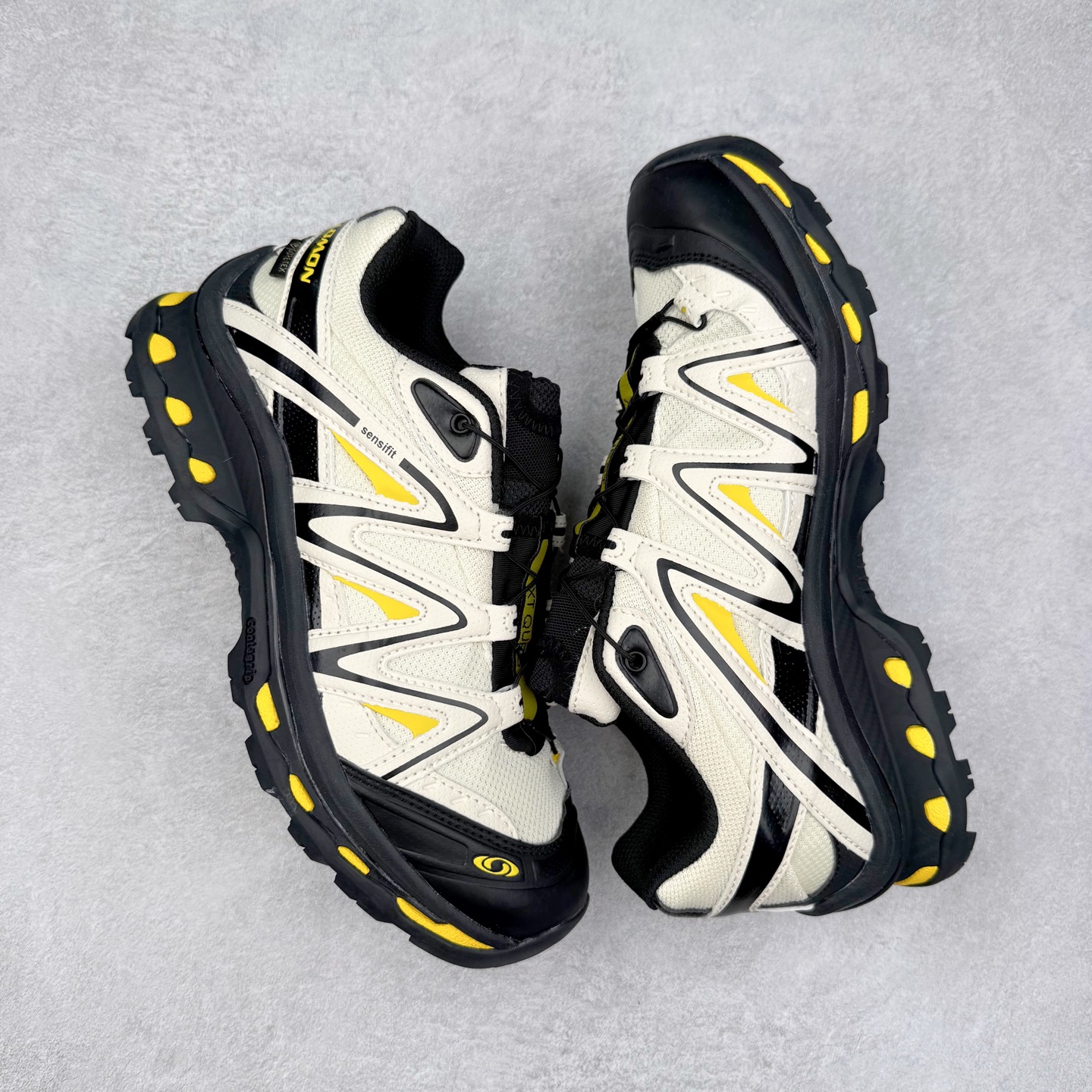 图片[3]-＃福利特价️ Salomon XT-QUEST ADV 萨洛蒙潮流越野机能户外功能鞋 纯原外贸平台特供订单 耗时半年巨作 全套原纸板楦头开发 原厂特供网布配套加持 确保原汁原味 完美呈现版型 原档数据独家私模五层组合大底 男女鞋同步官方开发至46.5 原装Ortholite轻量化鞋垫 中底布带钢印编号 原厂TPU锁扣 进口港宝加持 后跟自然饱满 还原公司包裹性 基于 SALOMON 初代 XT 鞋身造型并搭载 4D ADVANCED CHASSIS™ 大底打造而成 为这款 XT-QUEST 带来了多项足部控制与保护等功能性 如在运动过程中控制左右晃动的过程而提高稳定性、改善长途越野过程中足中到足尖的过渡、提高感知岩石的精确度以抵抗尖锐物体对脚底的伤害以及采用动态缓冲来增强穿着舒适感 从而减轻疲劳感 使 XT-QUEST 成为一双舒适且安全的户外之履 尺码：36 36.5 37.5 38 38.5 39 40 40.5 41 42 42.5 43 44 44.5 45-选品中心