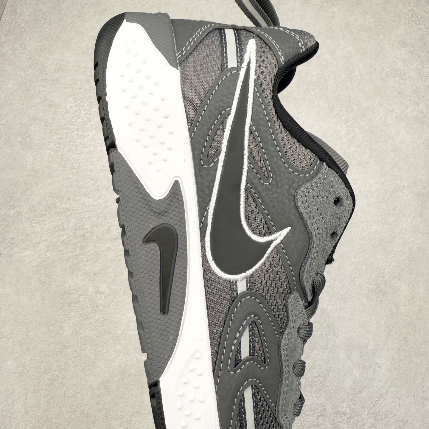 图片[6]-＃奥莱订单福利 NIKE JAM 系列舒适时尚防滑耐磨低帮生活休闲鞋 独家渠道 市面未流通批次 奥莱直播间499 599一样的东西 碾压市面现存所有版本 公司一样的东西 超值回馈 帮你省钱 采用鞋面合成皮革与网眼布设计 以便于运动员在霹雳舞运动中的保护和耐穿 中底设计细节采用翻转SWOOSH设计 使得倒立动作时更显帅气 鞋子中的整体结构下降 有助于提供更好的缓震效果 设计语言来与NIKE 2000年跑跑鞋中汲取的材料组合以及设计语言 鞋子在线条处大量采用反光效果 尺码：36 37.5 38 39 40 41 42 43 44 45-选品中心