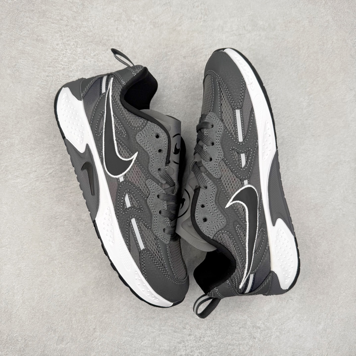 图片[3]-＃奥莱订单福利 NIKE JAM 系列舒适时尚防滑耐磨低帮生活休闲鞋 独家渠道 市面未流通批次 奥莱直播间499 599一样的东西 碾压市面现存所有版本 公司一样的东西 超值回馈 帮你省钱 采用鞋面合成皮革与网眼布设计 以便于运动员在霹雳舞运动中的保护和耐穿 中底设计细节采用翻转SWOOSH设计 使得倒立动作时更显帅气 鞋子中的整体结构下降 有助于提供更好的缓震效果 设计语言来与NIKE 2000年跑跑鞋中汲取的材料组合以及设计语言 鞋子在线条处大量采用反光效果 尺码：36 37.5 38 39 40 41 42 43 44 45-选品中心