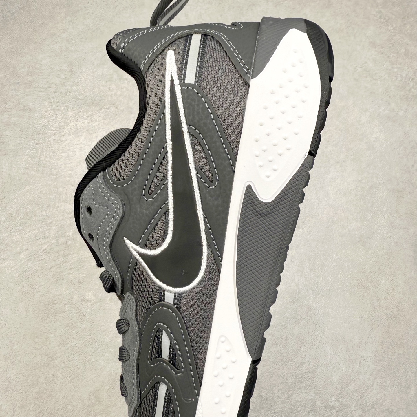 图片[7]-＃奥莱订单福利 NIKE JAM 系列舒适时尚防滑耐磨低帮生活休闲鞋 独家渠道 市面未流通批次 奥莱直播间499 599一样的东西 碾压市面现存所有版本 公司一样的东西 超值回馈 帮你省钱 采用鞋面合成皮革与网眼布设计 以便于运动员在霹雳舞运动中的保护和耐穿 中底设计细节采用翻转SWOOSH设计 使得倒立动作时更显帅气 鞋子中的整体结构下降 有助于提供更好的缓震效果 设计语言来与NIKE 2000年跑跑鞋中汲取的材料组合以及设计语言 鞋子在线条处大量采用反光效果 尺码：36 37.5 38 39 40 41 42 43 44 45-选品中心