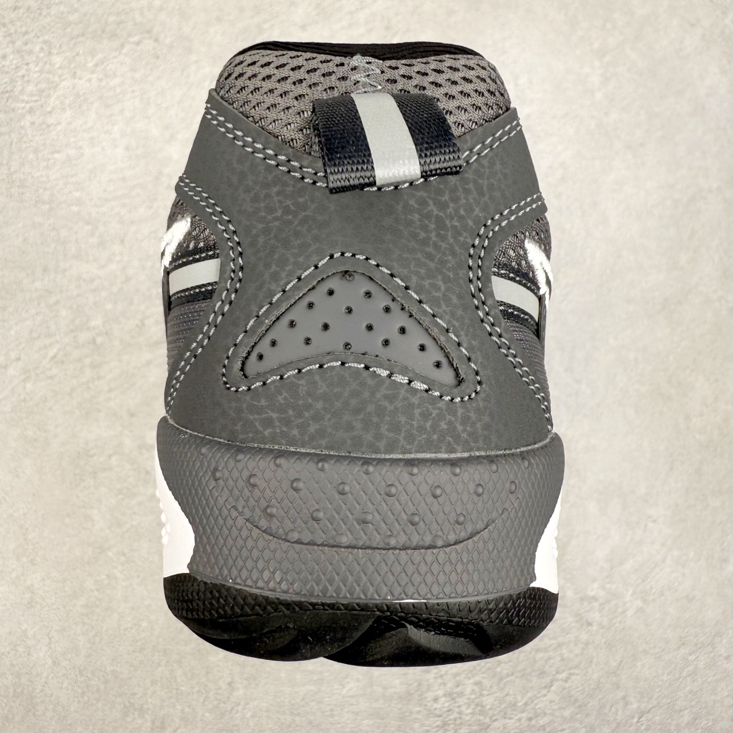 图片[8]-＃奥莱订单福利 NIKE JAM 系列舒适时尚防滑耐磨低帮生活休闲鞋 独家渠道 市面未流通批次 奥莱直播间499 599一样的东西 碾压市面现存所有版本 公司一样的东西 超值回馈 帮你省钱 采用鞋面合成皮革与网眼布设计 以便于运动员在霹雳舞运动中的保护和耐穿 中底设计细节采用翻转SWOOSH设计 使得倒立动作时更显帅气 鞋子中的整体结构下降 有助于提供更好的缓震效果 设计语言来与NIKE 2000年跑跑鞋中汲取的材料组合以及设计语言 鞋子在线条处大量采用反光效果 尺码：36 37.5 38 39 40 41 42 43 44 45-选品中心