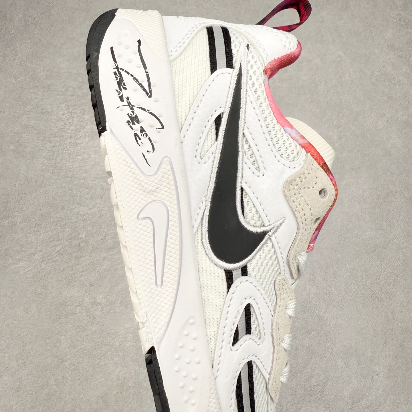 图片[6]-＃奥莱订单福利 NIKE JAM 系列舒适时尚防滑耐磨低帮生活休闲鞋 独家渠道 市面未流通批次 奥莱直播间499 599一样的东西 碾压市面现存所有版本 公司一样的东西 超值回馈 帮你省钱 采用鞋面合成皮革与网眼布设计 以便于运动员在霹雳舞运动中的保护和耐穿 中底设计细节采用翻转SWOOSH设计 使得倒立动作时更显帅气 鞋子中的整体结构下降 有助于提供更好的缓震效果 设计语言来与NIKE 2000年跑跑鞋中汲取的材料组合以及设计语言 鞋子在线条处大量采用反光效果 尺码：36 37.5 38 39 40 41 42 43 44 45-选品中心