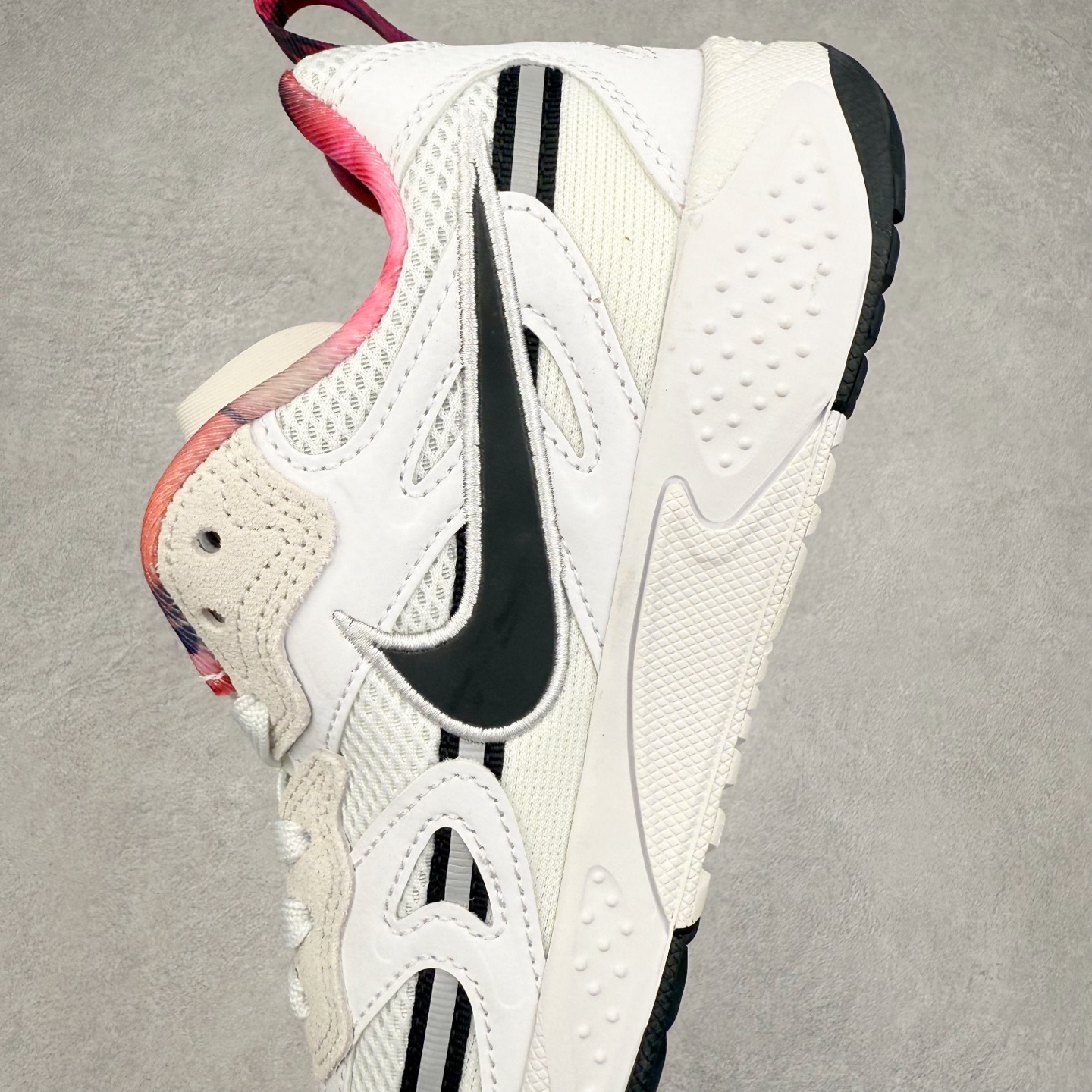 图片[7]-＃奥莱订单福利 NIKE JAM 系列舒适时尚防滑耐磨低帮生活休闲鞋 独家渠道 市面未流通批次 奥莱直播间499 599一样的东西 碾压市面现存所有版本 公司一样的东西 超值回馈 帮你省钱 采用鞋面合成皮革与网眼布设计 以便于运动员在霹雳舞运动中的保护和耐穿 中底设计细节采用翻转SWOOSH设计 使得倒立动作时更显帅气 鞋子中的整体结构下降 有助于提供更好的缓震效果 设计语言来与NIKE 2000年跑跑鞋中汲取的材料组合以及设计语言 鞋子在线条处大量采用反光效果 尺码：36 37.5 38 39 40 41 42 43 44 45-选品中心