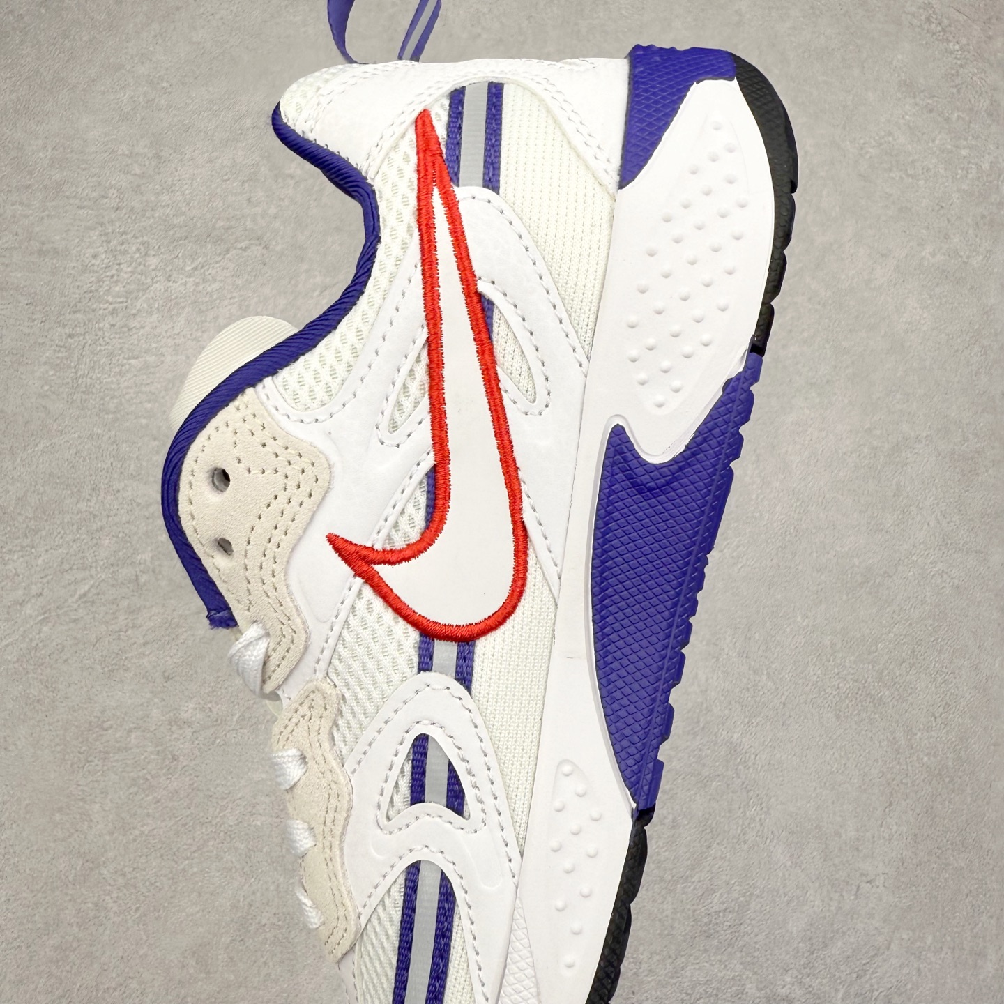 图片[7]-＃奥莱订单福利 NIKE JAM 系列舒适时尚防滑耐磨低帮生活休闲鞋 独家渠道 市面未流通批次 奥莱直播间499 599一样的东西 碾压市面现存所有版本 公司一样的东西 超值回馈 帮你省钱 采用鞋面合成皮革与网眼布设计 以便于运动员在霹雳舞运动中的保护和耐穿 中底设计细节采用翻转SWOOSH设计 使得倒立动作时更显帅气 鞋子中的整体结构下降 有助于提供更好的缓震效果 设计语言来与NIKE 2000年跑跑鞋中汲取的材料组合以及设计语言 鞋子在线条处大量采用反光效果 尺码：36 37.5 38 39 40 41 42 43 44 45-选品中心