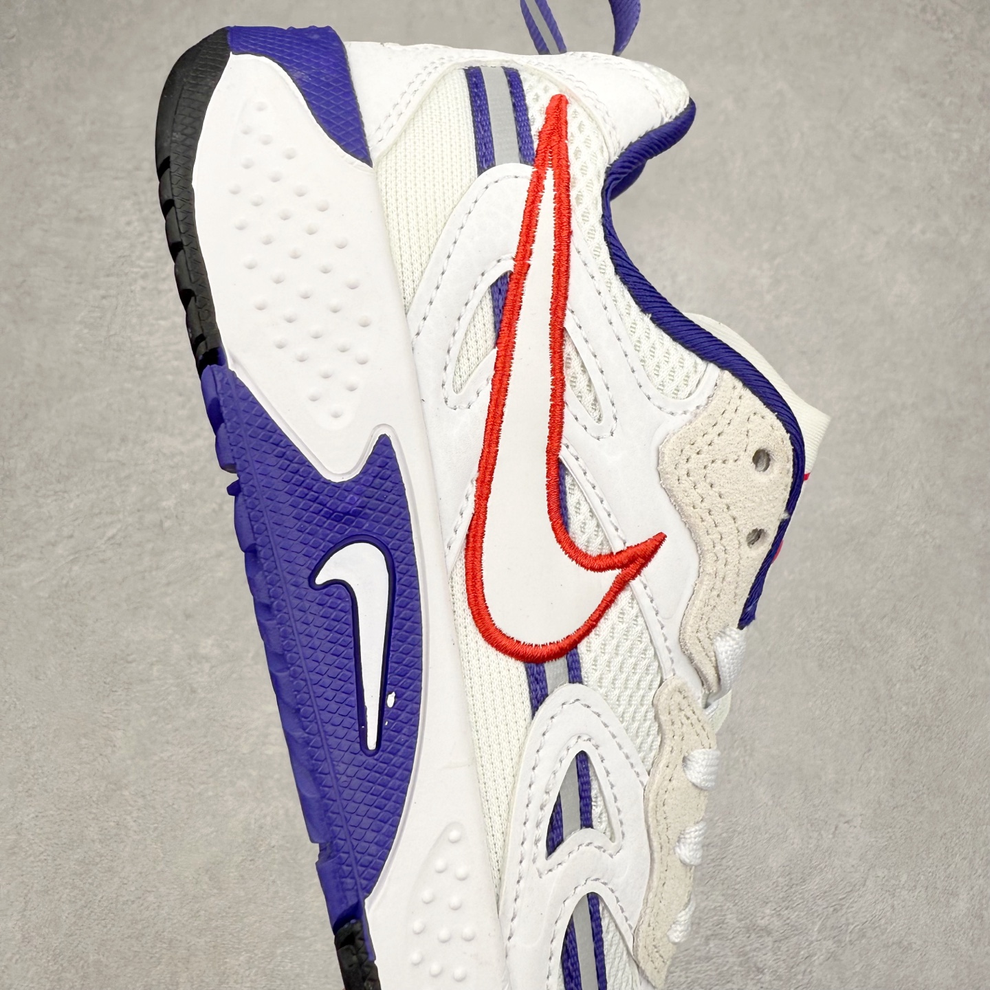 图片[6]-＃奥莱订单福利 NIKE JAM 系列舒适时尚防滑耐磨低帮生活休闲鞋 独家渠道 市面未流通批次 奥莱直播间499 599一样的东西 碾压市面现存所有版本 公司一样的东西 超值回馈 帮你省钱 采用鞋面合成皮革与网眼布设计 以便于运动员在霹雳舞运动中的保护和耐穿 中底设计细节采用翻转SWOOSH设计 使得倒立动作时更显帅气 鞋子中的整体结构下降 有助于提供更好的缓震效果 设计语言来与NIKE 2000年跑跑鞋中汲取的材料组合以及设计语言 鞋子在线条处大量采用反光效果 尺码：36 37.5 38 39 40 41 42 43 44 45-选品中心