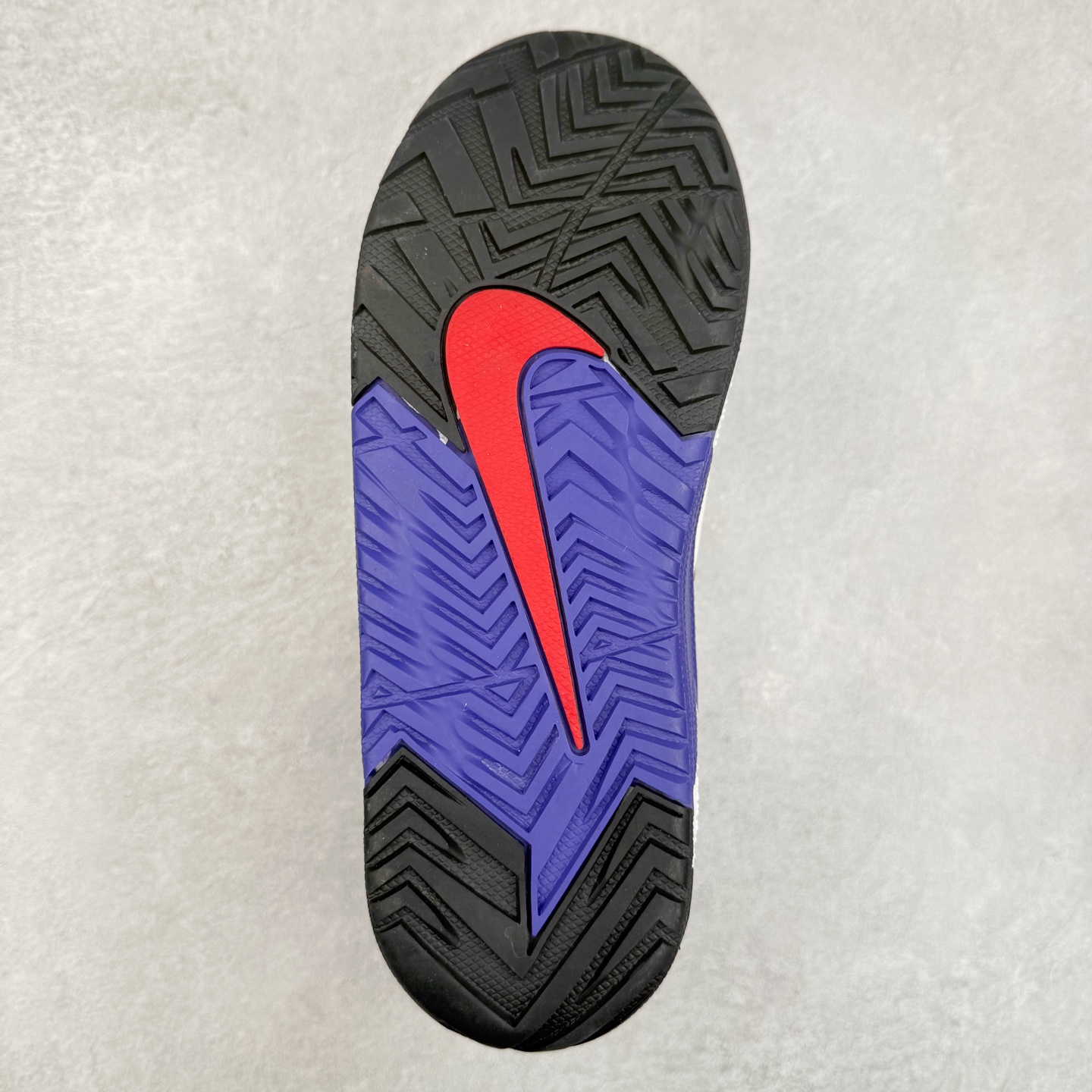 图片[9]-＃奥莱订单福利 NIKE JAM 系列舒适时尚防滑耐磨低帮生活休闲鞋 独家渠道 市面未流通批次 奥莱直播间499 599一样的东西 碾压市面现存所有版本 公司一样的东西 超值回馈 帮你省钱 采用鞋面合成皮革与网眼布设计 以便于运动员在霹雳舞运动中的保护和耐穿 中底设计细节采用翻转SWOOSH设计 使得倒立动作时更显帅气 鞋子中的整体结构下降 有助于提供更好的缓震效果 设计语言来与NIKE 2000年跑跑鞋中汲取的材料组合以及设计语言 鞋子在线条处大量采用反光效果 尺码：36 37.5 38 39 40 41 42 43 44 45-选品中心