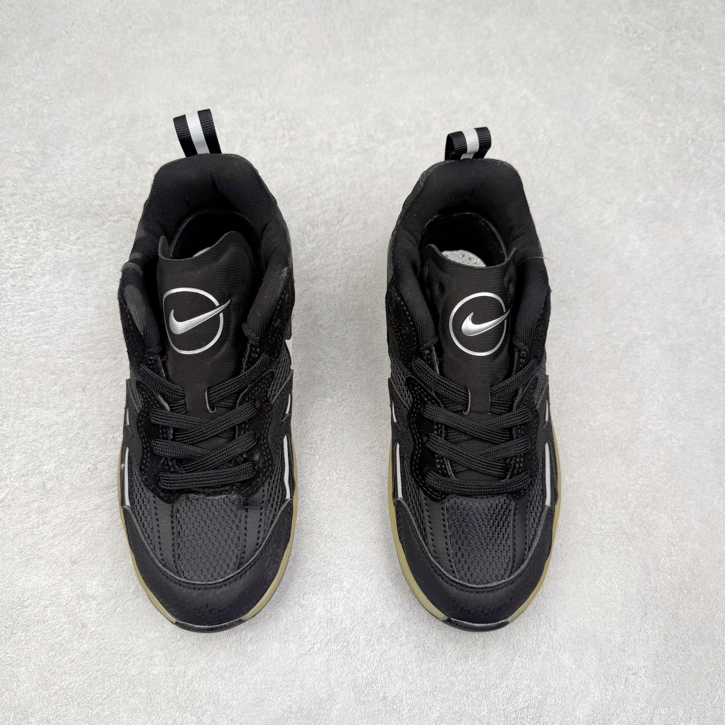 图片[2]-＃奥莱订单福利 NIKE JAM 系列舒适时尚防滑耐磨低帮生活休闲鞋 独家渠道 市面未流通批次 奥莱直播间499 599一样的东西 碾压市面现存所有版本 公司一样的东西 超值回馈 帮你省钱 采用鞋面合成皮革与网眼布设计 以便于运动员在霹雳舞运动中的保护和耐穿 中底设计细节采用翻转SWOOSH设计 使得倒立动作时更显帅气 鞋子中的整体结构下降 有助于提供更好的缓震效果 设计语言来与NIKE 2000年跑跑鞋中汲取的材料组合以及设计语言 鞋子在线条处大量采用反光效果 尺码：36 37.5 38 39 40 41 42 43 44 45-选品中心