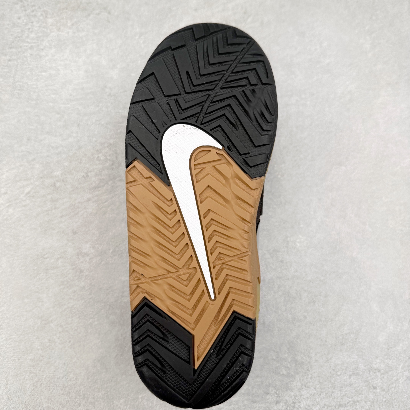 图片[9]-＃奥莱订单福利 NIKE JAM 系列舒适时尚防滑耐磨低帮生活休闲鞋 独家渠道 市面未流通批次 奥莱直播间499 599一样的东西 碾压市面现存所有版本 公司一样的东西 超值回馈 帮你省钱 采用鞋面合成皮革与网眼布设计 以便于运动员在霹雳舞运动中的保护和耐穿 中底设计细节采用翻转SWOOSH设计 使得倒立动作时更显帅气 鞋子中的整体结构下降 有助于提供更好的缓震效果 设计语言来与NIKE 2000年跑跑鞋中汲取的材料组合以及设计语言 鞋子在线条处大量采用反光效果 尺码：36 37.5 38 39 40 41 42 43 44 45-选品中心