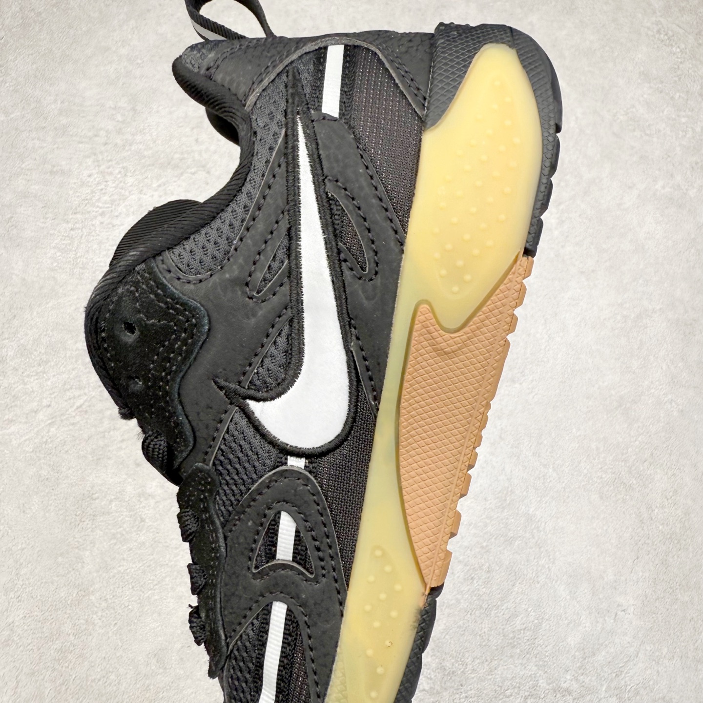 图片[7]-＃奥莱订单福利 NIKE JAM 系列舒适时尚防滑耐磨低帮生活休闲鞋 独家渠道 市面未流通批次 奥莱直播间499 599一样的东西 碾压市面现存所有版本 公司一样的东西 超值回馈 帮你省钱 采用鞋面合成皮革与网眼布设计 以便于运动员在霹雳舞运动中的保护和耐穿 中底设计细节采用翻转SWOOSH设计 使得倒立动作时更显帅气 鞋子中的整体结构下降 有助于提供更好的缓震效果 设计语言来与NIKE 2000年跑跑鞋中汲取的材料组合以及设计语言 鞋子在线条处大量采用反光效果 尺码：36 37.5 38 39 40 41 42 43 44 45-选品中心