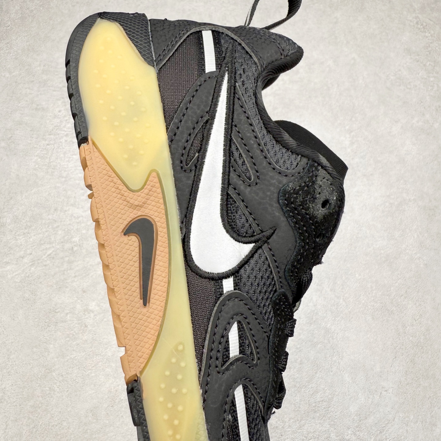 图片[6]-＃奥莱订单福利 NIKE JAM 系列舒适时尚防滑耐磨低帮生活休闲鞋 独家渠道 市面未流通批次 奥莱直播间499 599一样的东西 碾压市面现存所有版本 公司一样的东西 超值回馈 帮你省钱 采用鞋面合成皮革与网眼布设计 以便于运动员在霹雳舞运动中的保护和耐穿 中底设计细节采用翻转SWOOSH设计 使得倒立动作时更显帅气 鞋子中的整体结构下降 有助于提供更好的缓震效果 设计语言来与NIKE 2000年跑跑鞋中汲取的材料组合以及设计语言 鞋子在线条处大量采用反光效果 尺码：36 37.5 38 39 40 41 42 43 44 45-选品中心