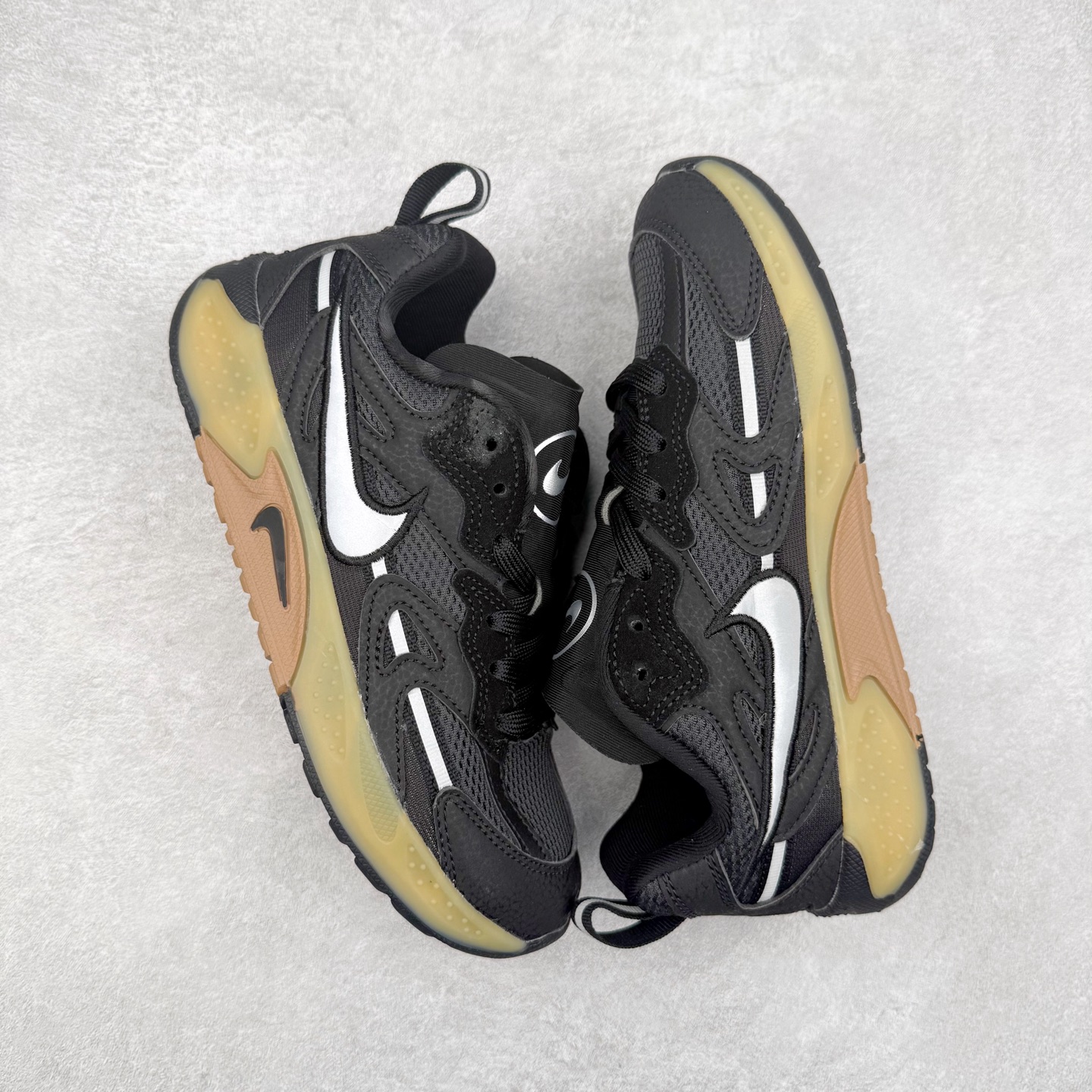 图片[3]-＃奥莱订单福利 NIKE JAM 系列舒适时尚防滑耐磨低帮生活休闲鞋 独家渠道 市面未流通批次 奥莱直播间499 599一样的东西 碾压市面现存所有版本 公司一样的东西 超值回馈 帮你省钱 采用鞋面合成皮革与网眼布设计 以便于运动员在霹雳舞运动中的保护和耐穿 中底设计细节采用翻转SWOOSH设计 使得倒立动作时更显帅气 鞋子中的整体结构下降 有助于提供更好的缓震效果 设计语言来与NIKE 2000年跑跑鞋中汲取的材料组合以及设计语言 鞋子在线条处大量采用反光效果 尺码：36 37.5 38 39 40 41 42 43 44 45-选品中心