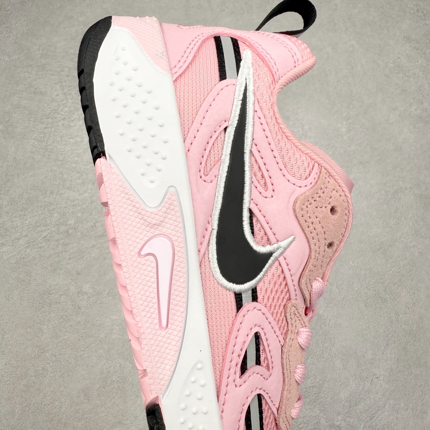 图片[6]-＃奥莱订单福利 NIKE JAM 系列舒适时尚防滑耐磨低帮生活休闲鞋 独家渠道 市面未流通批次 奥莱直播间499 599一样的东西 碾压市面现存所有版本 公司一样的东西 超值回馈 帮你省钱 采用鞋面合成皮革与网眼布设计 以便于运动员在霹雳舞运动中的保护和耐穿 中底设计细节采用翻转SWOOSH设计 使得倒立动作时更显帅气 鞋子中的整体结构下降 有助于提供更好的缓震效果 设计语言来与NIKE 2000年跑跑鞋中汲取的材料组合以及设计语言 鞋子在线条处大量采用反光效果 尺码：36 37.5 38 39 40 41 42 43 44 45-选品中心