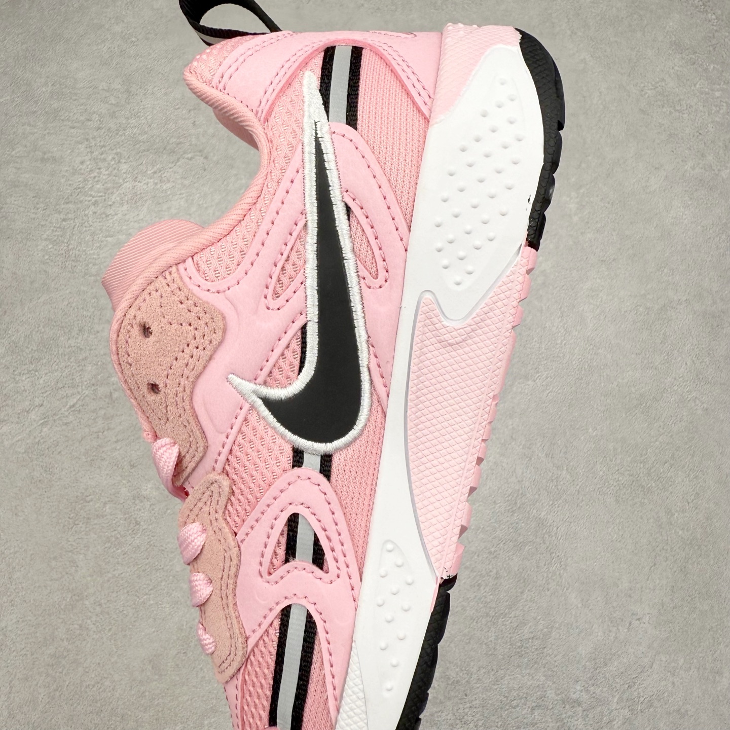 图片[7]-＃奥莱订单福利 NIKE JAM 系列舒适时尚防滑耐磨低帮生活休闲鞋 独家渠道 市面未流通批次 奥莱直播间499 599一样的东西 碾压市面现存所有版本 公司一样的东西 超值回馈 帮你省钱 采用鞋面合成皮革与网眼布设计 以便于运动员在霹雳舞运动中的保护和耐穿 中底设计细节采用翻转SWOOSH设计 使得倒立动作时更显帅气 鞋子中的整体结构下降 有助于提供更好的缓震效果 设计语言来与NIKE 2000年跑跑鞋中汲取的材料组合以及设计语言 鞋子在线条处大量采用反光效果 尺码：36 37.5 38 39 40 41 42 43 44 45-选品中心