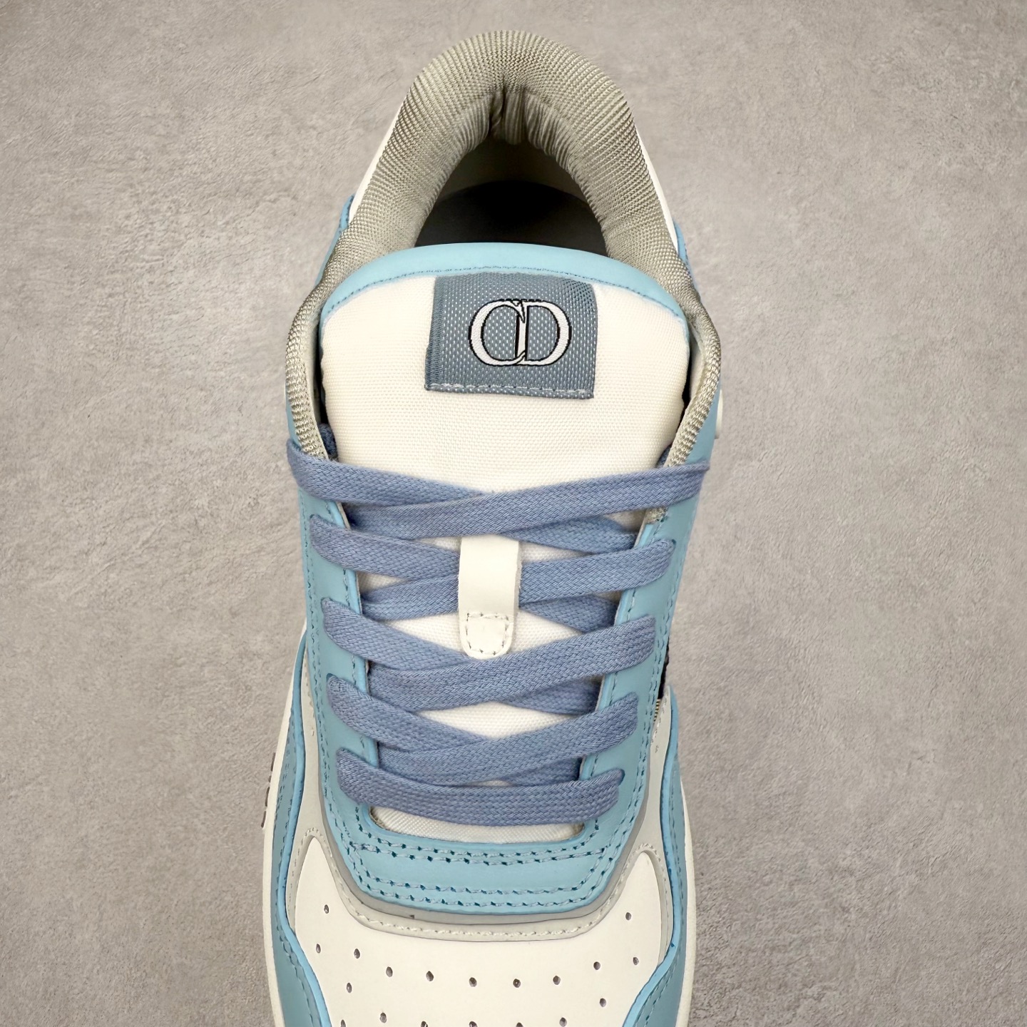 图片[5]-纯原 DIOR 迪奥 B27低帮 经典奢侈品休闲运动板鞋 东莞大厂生产 品质货真价实 代购级别 市面顶级版本 Oblique印花电秀 长时售卖 退换率超低这款B27运动鞋是DIOR的经典单品 和迪奥光滑牛皮革精心制作，侧面饰以米色和黑色提花Oblique印花镶边（激光冲孔）搭配CD lcon孔眼，双色橡胶鞋底，鞋舌和后跟处均饰以标志性细节，更显精致，时尚百搭，可为各种造型增光添彩 蓝色 奶油白色和迪奥灰光滑牛皮革 米色和黑色提花面料oblique印花 鞋底和鞋眼饰以DIOR标志 系带开合搭配CD·lcon孔眼网眼织物里料 双色橡胶外底 侧面缝线拼接结构 含防尘袋和一对鞋带 全套意大利正品包装 尺码 39 40 41 42 43 44 45 46-选品中心