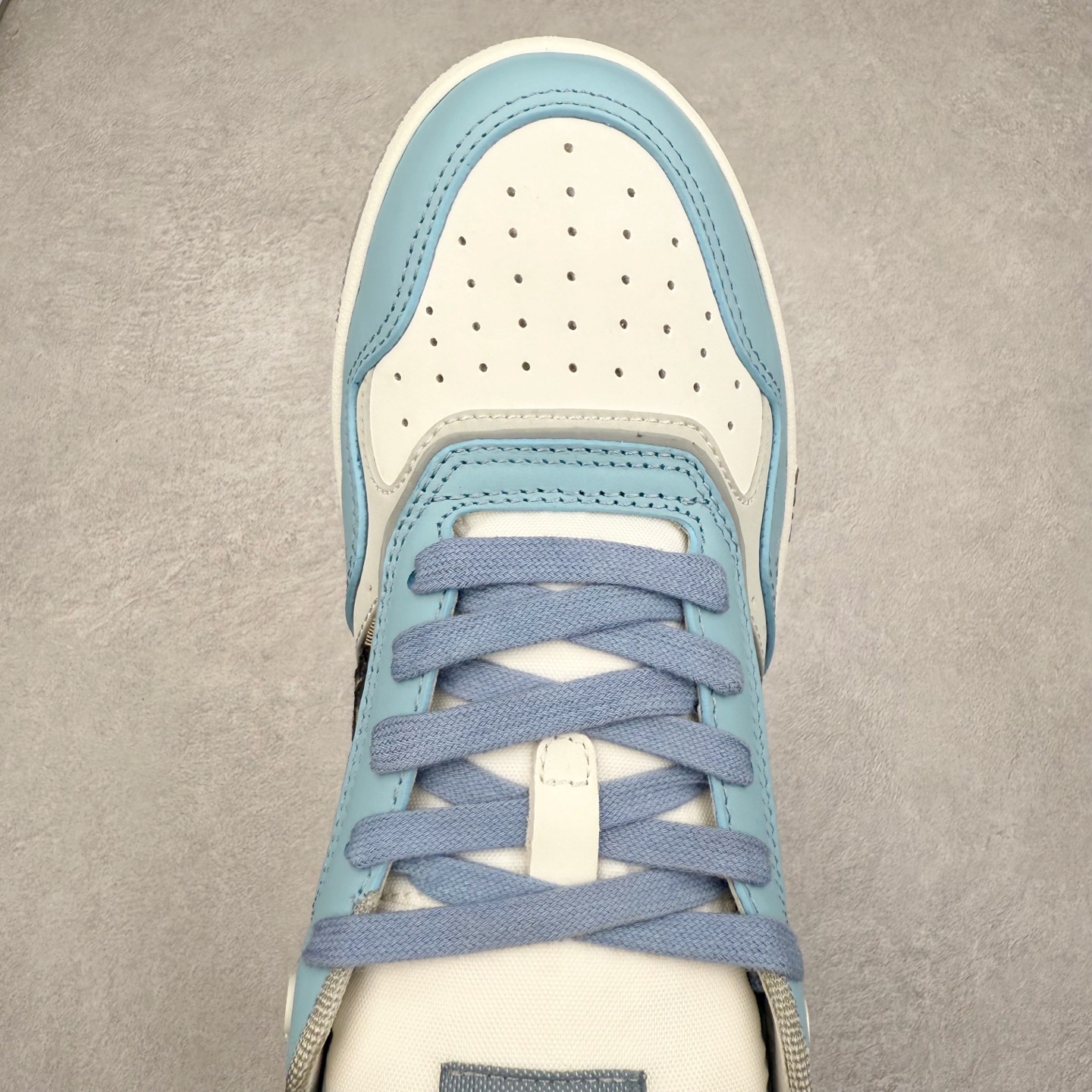 图片[4]-纯原 DIOR 迪奥 B27低帮 经典奢侈品休闲运动板鞋 东莞大厂生产 品质货真价实 代购级别 市面顶级版本 Oblique印花电秀 长时售卖 退换率超低这款B27运动鞋是DIOR的经典单品 和迪奥光滑牛皮革精心制作，侧面饰以米色和黑色提花Oblique印花镶边（激光冲孔）搭配CD lcon孔眼，双色橡胶鞋底，鞋舌和后跟处均饰以标志性细节，更显精致，时尚百搭，可为各种造型增光添彩 蓝色 奶油白色和迪奥灰光滑牛皮革 米色和黑色提花面料oblique印花 鞋底和鞋眼饰以DIOR标志 系带开合搭配CD·lcon孔眼网眼织物里料 双色橡胶外底 侧面缝线拼接结构 含防尘袋和一对鞋带 全套意大利正品包装 尺码 39 40 41 42 43 44 45 46-选品中心