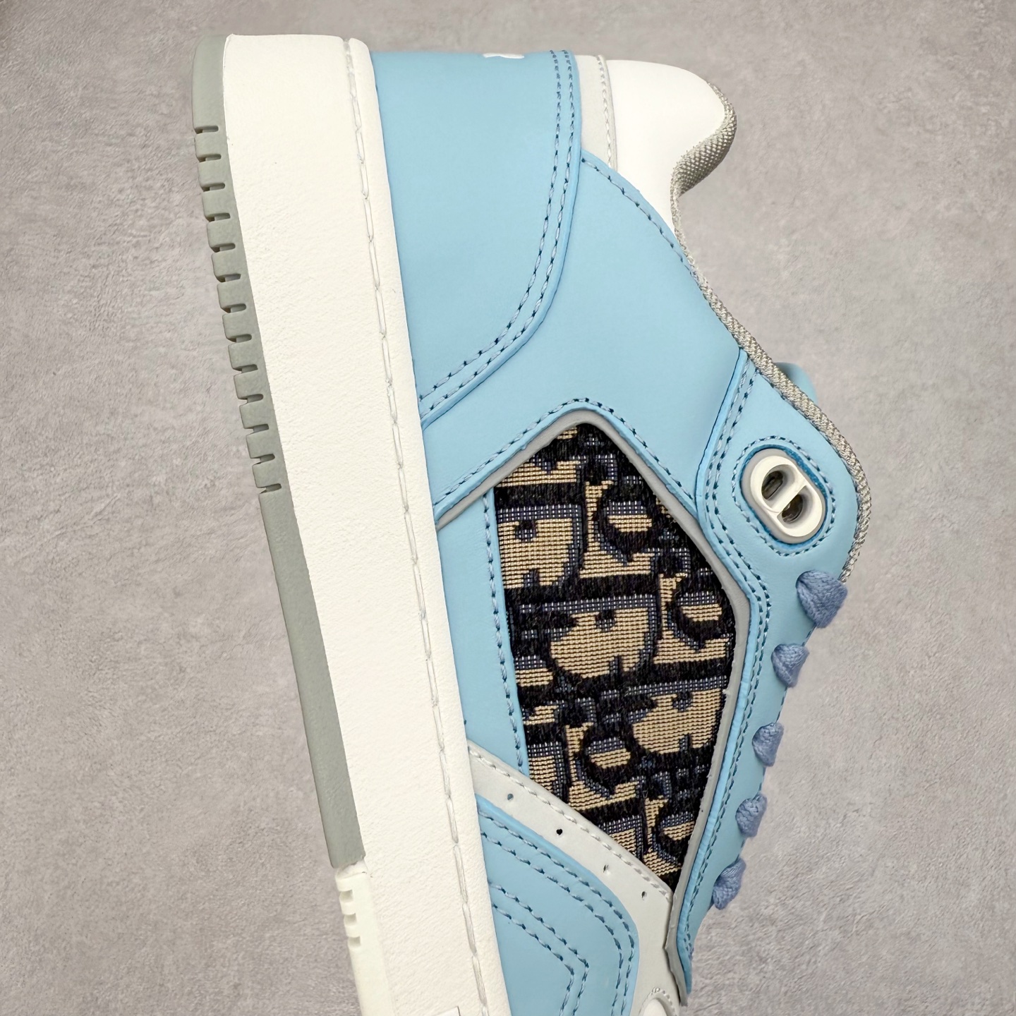 图片[6]-纯原 DIOR 迪奥 B27低帮 经典奢侈品休闲运动板鞋 东莞大厂生产 品质货真价实 代购级别 市面顶级版本 Oblique印花电秀 长时售卖 退换率超低这款B27运动鞋是DIOR的经典单品 和迪奥光滑牛皮革精心制作，侧面饰以米色和黑色提花Oblique印花镶边（激光冲孔）搭配CD lcon孔眼，双色橡胶鞋底，鞋舌和后跟处均饰以标志性细节，更显精致，时尚百搭，可为各种造型增光添彩 蓝色 奶油白色和迪奥灰光滑牛皮革 米色和黑色提花面料oblique印花 鞋底和鞋眼饰以DIOR标志 系带开合搭配CD·lcon孔眼网眼织物里料 双色橡胶外底 侧面缝线拼接结构 含防尘袋和一对鞋带 全套意大利正品包装 尺码 39 40 41 42 43 44 45 46-选品中心