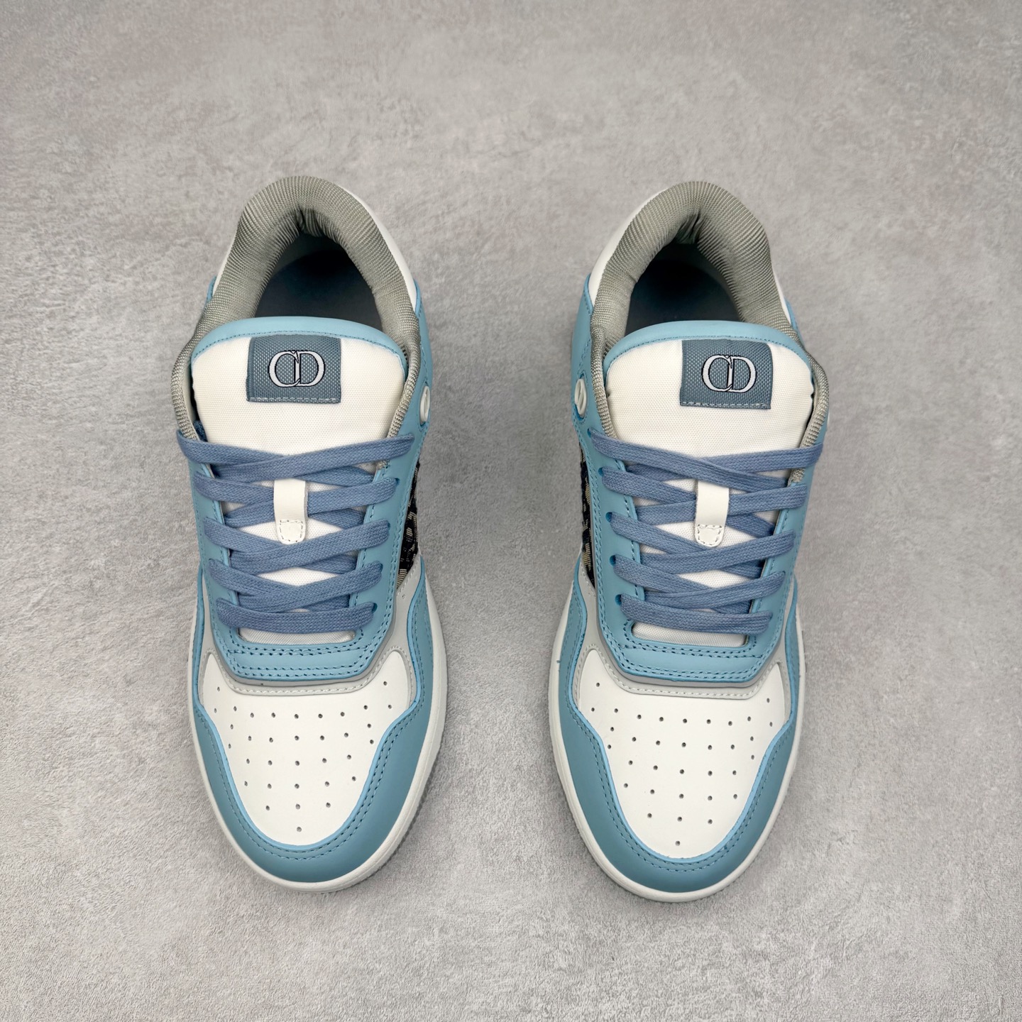 图片[2]-纯原 DIOR 迪奥 B27低帮 经典奢侈品休闲运动板鞋 东莞大厂生产 品质货真价实 代购级别 市面顶级版本 Oblique印花电秀 长时售卖 退换率超低这款B27运动鞋是DIOR的经典单品 和迪奥光滑牛皮革精心制作，侧面饰以米色和黑色提花Oblique印花镶边（激光冲孔）搭配CD lcon孔眼，双色橡胶鞋底，鞋舌和后跟处均饰以标志性细节，更显精致，时尚百搭，可为各种造型增光添彩 蓝色 奶油白色和迪奥灰光滑牛皮革 米色和黑色提花面料oblique印花 鞋底和鞋眼饰以DIOR标志 系带开合搭配CD·lcon孔眼网眼织物里料 双色橡胶外底 侧面缝线拼接结构 含防尘袋和一对鞋带 全套意大利正品包装 尺码 39 40 41 42 43 44 45 46-选品中心