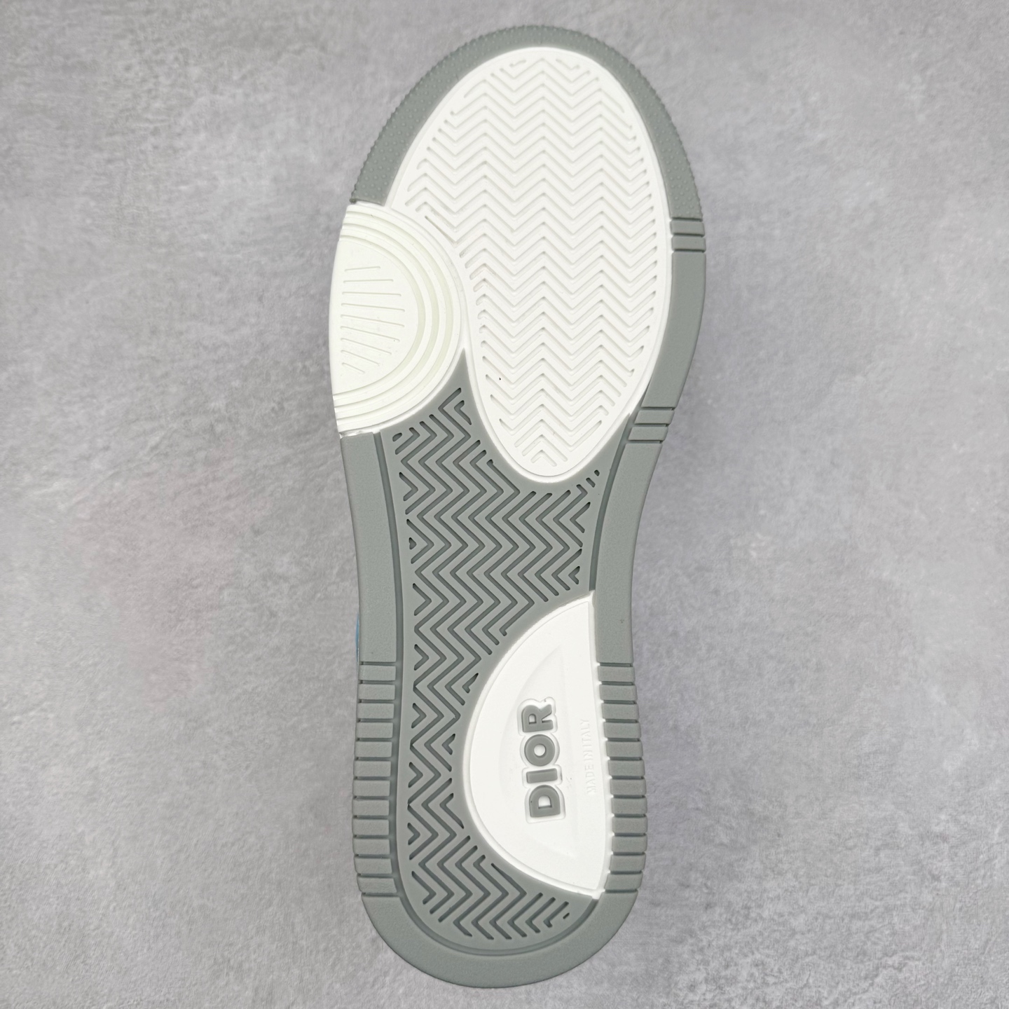 图片[9]-纯原 DIOR 迪奥 B27低帮 经典奢侈品休闲运动板鞋 东莞大厂生产 品质货真价实 代购级别 市面顶级版本 Oblique印花电秀 长时售卖 退换率超低这款B27运动鞋是DIOR的经典单品 和迪奥光滑牛皮革精心制作，侧面饰以米色和黑色提花Oblique印花镶边（激光冲孔）搭配CD lcon孔眼，双色橡胶鞋底，鞋舌和后跟处均饰以标志性细节，更显精致，时尚百搭，可为各种造型增光添彩 蓝色 奶油白色和迪奥灰光滑牛皮革 米色和黑色提花面料oblique印花 鞋底和鞋眼饰以DIOR标志 系带开合搭配CD·lcon孔眼网眼织物里料 双色橡胶外底 侧面缝线拼接结构 含防尘袋和一对鞋带 全套意大利正品包装 尺码 39 40 41 42 43 44 45 46-选品中心