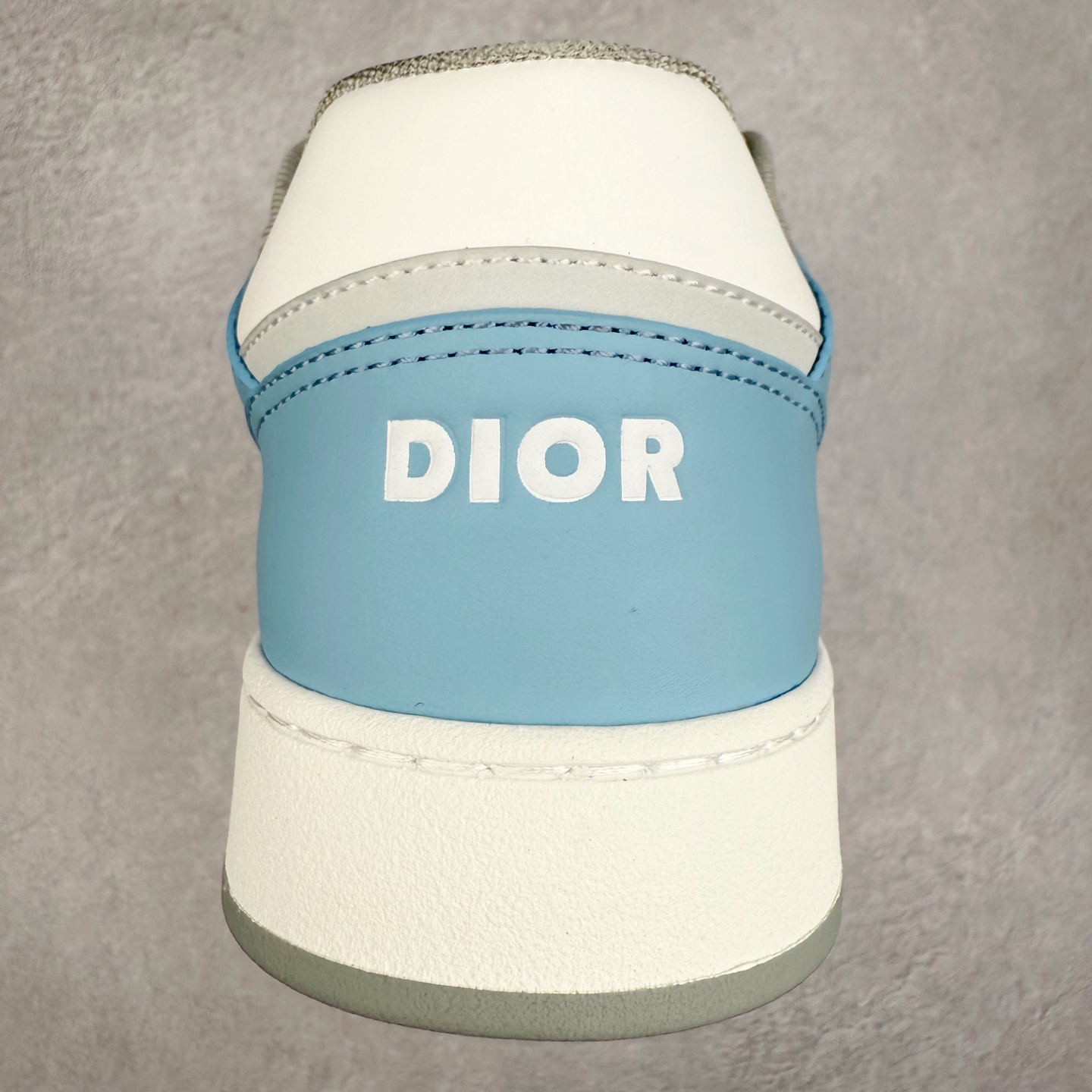 图片[8]-纯原 DIOR 迪奥 B27低帮 经典奢侈品休闲运动板鞋 东莞大厂生产 品质货真价实 代购级别 市面顶级版本 Oblique印花电秀 长时售卖 退换率超低这款B27运动鞋是DIOR的经典单品 和迪奥光滑牛皮革精心制作，侧面饰以米色和黑色提花Oblique印花镶边（激光冲孔）搭配CD lcon孔眼，双色橡胶鞋底，鞋舌和后跟处均饰以标志性细节，更显精致，时尚百搭，可为各种造型增光添彩 蓝色 奶油白色和迪奥灰光滑牛皮革 米色和黑色提花面料oblique印花 鞋底和鞋眼饰以DIOR标志 系带开合搭配CD·lcon孔眼网眼织物里料 双色橡胶外底 侧面缝线拼接结构 含防尘袋和一对鞋带 全套意大利正品包装 尺码 39 40 41 42 43 44 45 46-选品中心