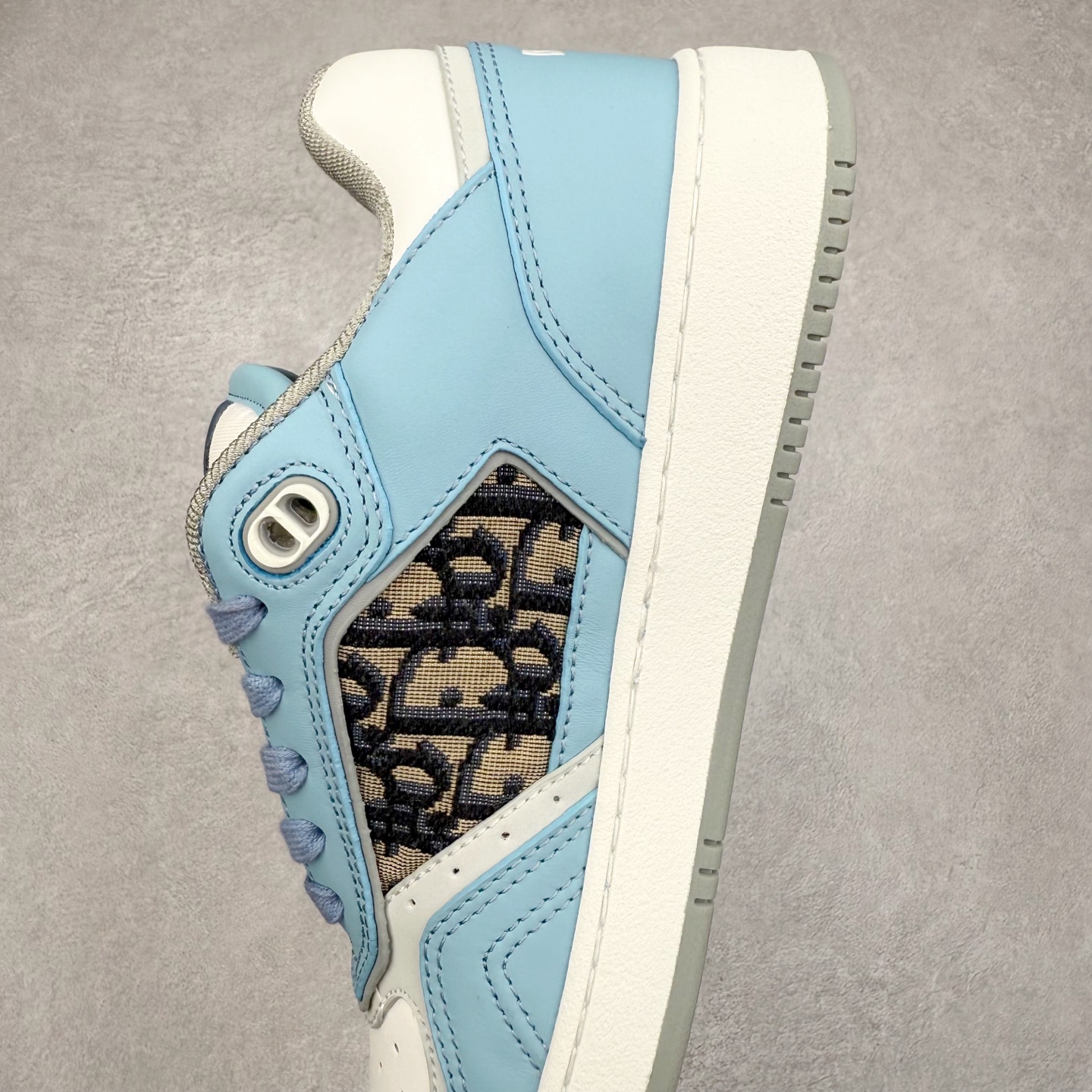 图片[7]-纯原 DIOR 迪奥 B27低帮 经典奢侈品休闲运动板鞋 东莞大厂生产 品质货真价实 代购级别 市面顶级版本 Oblique印花电秀 长时售卖 退换率超低这款B27运动鞋是DIOR的经典单品 和迪奥光滑牛皮革精心制作，侧面饰以米色和黑色提花Oblique印花镶边（激光冲孔）搭配CD lcon孔眼，双色橡胶鞋底，鞋舌和后跟处均饰以标志性细节，更显精致，时尚百搭，可为各种造型增光添彩 蓝色 奶油白色和迪奥灰光滑牛皮革 米色和黑色提花面料oblique印花 鞋底和鞋眼饰以DIOR标志 系带开合搭配CD·lcon孔眼网眼织物里料 双色橡胶外底 侧面缝线拼接结构 含防尘袋和一对鞋带 全套意大利正品包装 尺码 39 40 41 42 43 44 45 46-选品中心