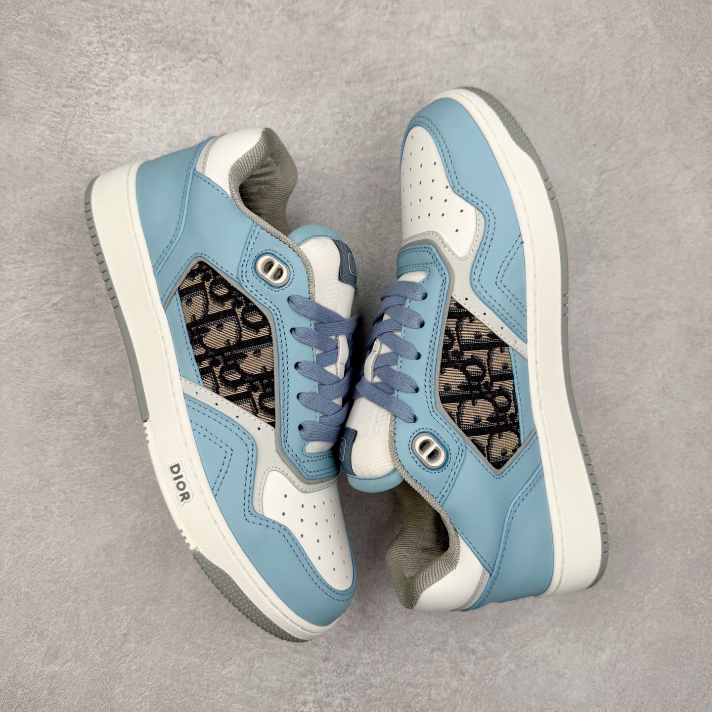 图片[3]-纯原 DIOR 迪奥 B27低帮 经典奢侈品休闲运动板鞋 东莞大厂生产 品质货真价实 代购级别 市面顶级版本 Oblique印花电秀 长时售卖 退换率超低这款B27运动鞋是DIOR的经典单品 和迪奥光滑牛皮革精心制作，侧面饰以米色和黑色提花Oblique印花镶边（激光冲孔）搭配CD lcon孔眼，双色橡胶鞋底，鞋舌和后跟处均饰以标志性细节，更显精致，时尚百搭，可为各种造型增光添彩 蓝色 奶油白色和迪奥灰光滑牛皮革 米色和黑色提花面料oblique印花 鞋底和鞋眼饰以DIOR标志 系带开合搭配CD·lcon孔眼网眼织物里料 双色橡胶外底 侧面缝线拼接结构 含防尘袋和一对鞋带 全套意大利正品包装 尺码 39 40 41 42 43 44 45 46-选品中心