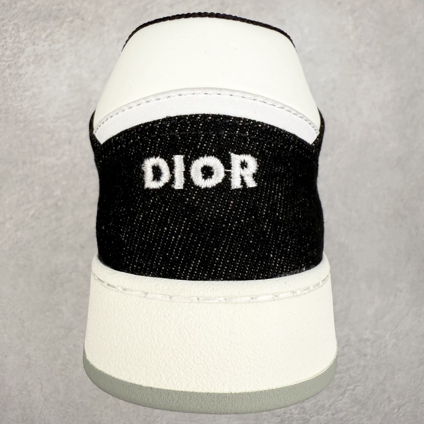 图片[8]-纯原 DIOR 迪奥 B27低帮 经典奢侈品休闲运动板鞋 东莞大厂生产 品质货真价实 代购级别 市面顶级版本 Oblique印花电秀 长时售卖 退换率超低这款B27运动鞋是DIOR的经典单品 和迪奥光滑牛皮革精心制作，侧面饰以米色和黑色提花Oblique印花镶边（激光冲孔）搭配CD lcon孔眼，双色橡胶鞋底，鞋舌和后跟处均饰以标志性细节，更显精致，时尚百搭，可为各种造型增光添彩 蓝色 奶油白色和迪奥灰光滑牛皮革 米色和黑色提花面料oblique印花 鞋底和鞋眼饰以DIOR标志 系带开合搭配CD·lcon孔眼网眼织物里料 双色橡胶外底 侧面缝线拼接结构 含防尘袋和一对鞋带 全套意大利正品包装 尺码 39 40 41 42 43 44 45 46-选品中心