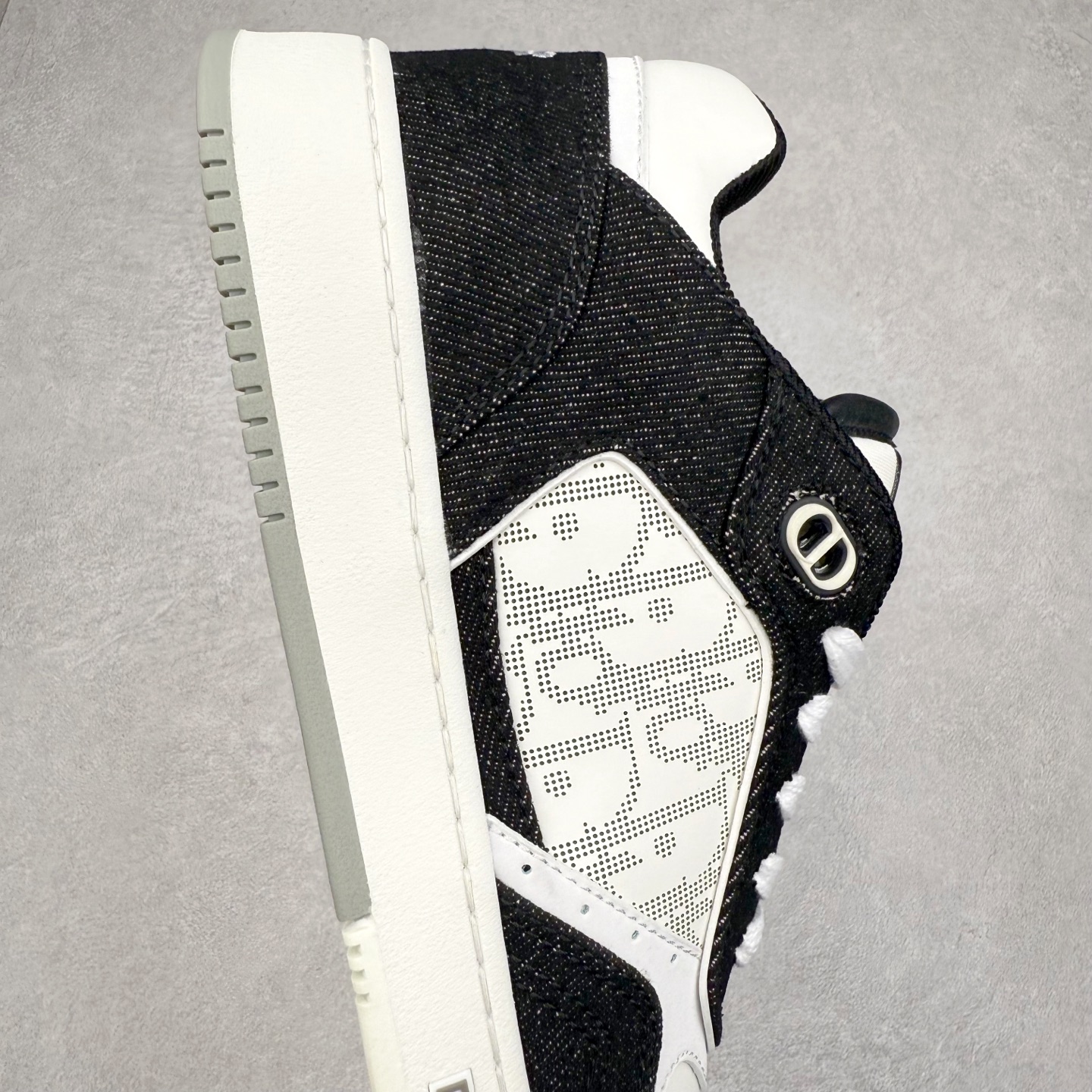 图片[6]-纯原 DIOR 迪奥 B27低帮 经典奢侈品休闲运动板鞋 东莞大厂生产 品质货真价实 代购级别 市面顶级版本 Oblique印花电秀 长时售卖 退换率超低这款B27运动鞋是DIOR的经典单品 和迪奥光滑牛皮革精心制作，侧面饰以米色和黑色提花Oblique印花镶边（激光冲孔）搭配CD lcon孔眼，双色橡胶鞋底，鞋舌和后跟处均饰以标志性细节，更显精致，时尚百搭，可为各种造型增光添彩 蓝色 奶油白色和迪奥灰光滑牛皮革 米色和黑色提花面料oblique印花 鞋底和鞋眼饰以DIOR标志 系带开合搭配CD·lcon孔眼网眼织物里料 双色橡胶外底 侧面缝线拼接结构 含防尘袋和一对鞋带 全套意大利正品包装 尺码 39 40 41 42 43 44 45 46-选品中心