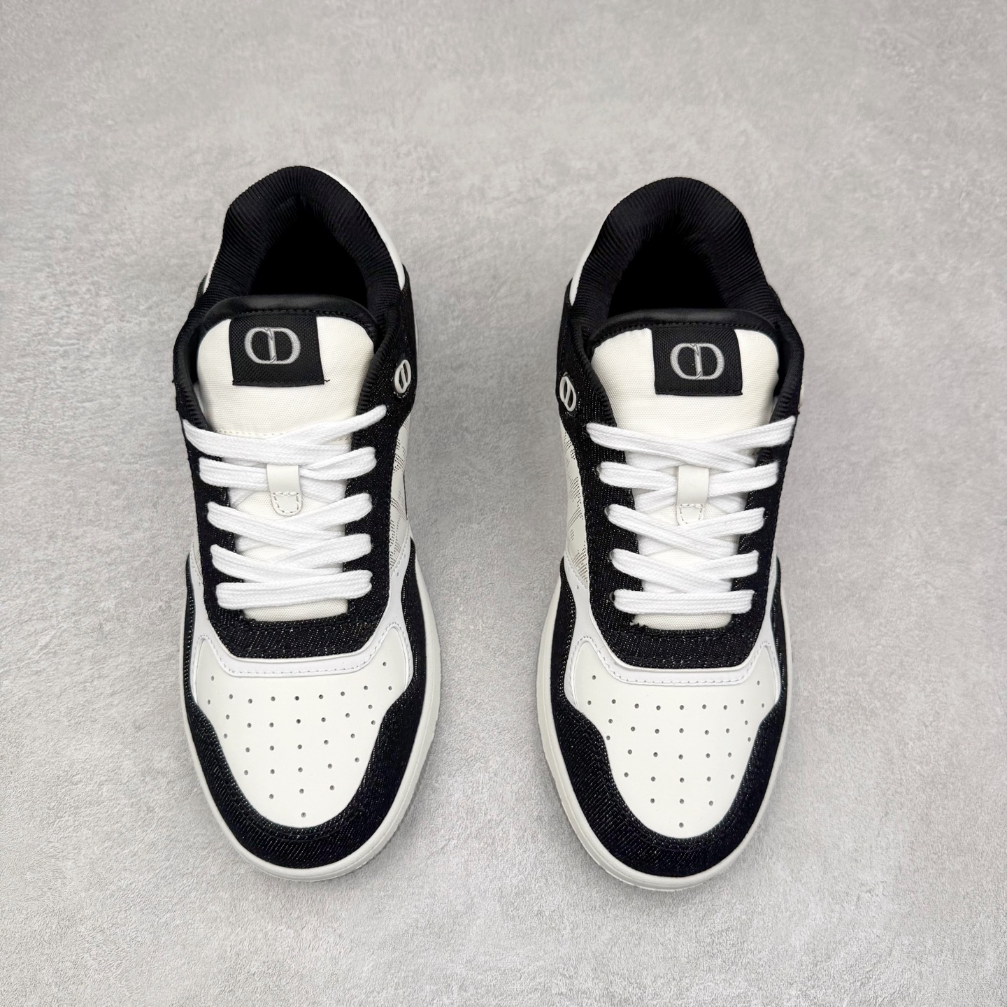 图片[2]-纯原 DIOR 迪奥 B27低帮 经典奢侈品休闲运动板鞋 东莞大厂生产 品质货真价实 代购级别 市面顶级版本 Oblique印花电秀 长时售卖 退换率超低这款B27运动鞋是DIOR的经典单品 和迪奥光滑牛皮革精心制作，侧面饰以米色和黑色提花Oblique印花镶边（激光冲孔）搭配CD lcon孔眼，双色橡胶鞋底，鞋舌和后跟处均饰以标志性细节，更显精致，时尚百搭，可为各种造型增光添彩 蓝色 奶油白色和迪奥灰光滑牛皮革 米色和黑色提花面料oblique印花 鞋底和鞋眼饰以DIOR标志 系带开合搭配CD·lcon孔眼网眼织物里料 双色橡胶外底 侧面缝线拼接结构 含防尘袋和一对鞋带 全套意大利正品包装 尺码 39 40 41 42 43 44 45 46-选品中心