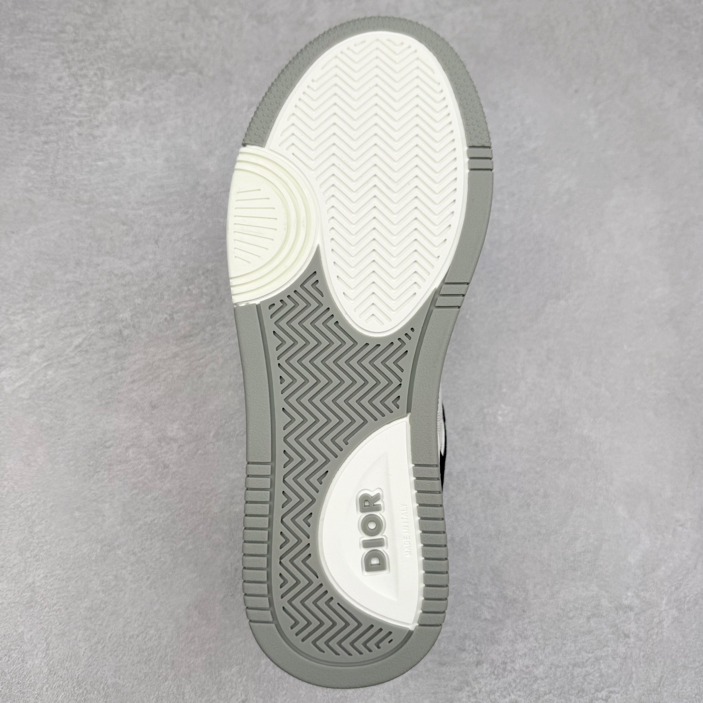 图片[9]-纯原 DIOR 迪奥 B27低帮 经典奢侈品休闲运动板鞋 东莞大厂生产 品质货真价实 代购级别 市面顶级版本 Oblique印花电秀 长时售卖 退换率超低这款B27运动鞋是DIOR的经典单品 和迪奥光滑牛皮革精心制作，侧面饰以米色和黑色提花Oblique印花镶边（激光冲孔）搭配CD lcon孔眼，双色橡胶鞋底，鞋舌和后跟处均饰以标志性细节，更显精致，时尚百搭，可为各种造型增光添彩 蓝色 奶油白色和迪奥灰光滑牛皮革 米色和黑色提花面料oblique印花 鞋底和鞋眼饰以DIOR标志 系带开合搭配CD·lcon孔眼网眼织物里料 双色橡胶外底 侧面缝线拼接结构 含防尘袋和一对鞋带 全套意大利正品包装 尺码 39 40 41 42 43 44 45 46-选品中心